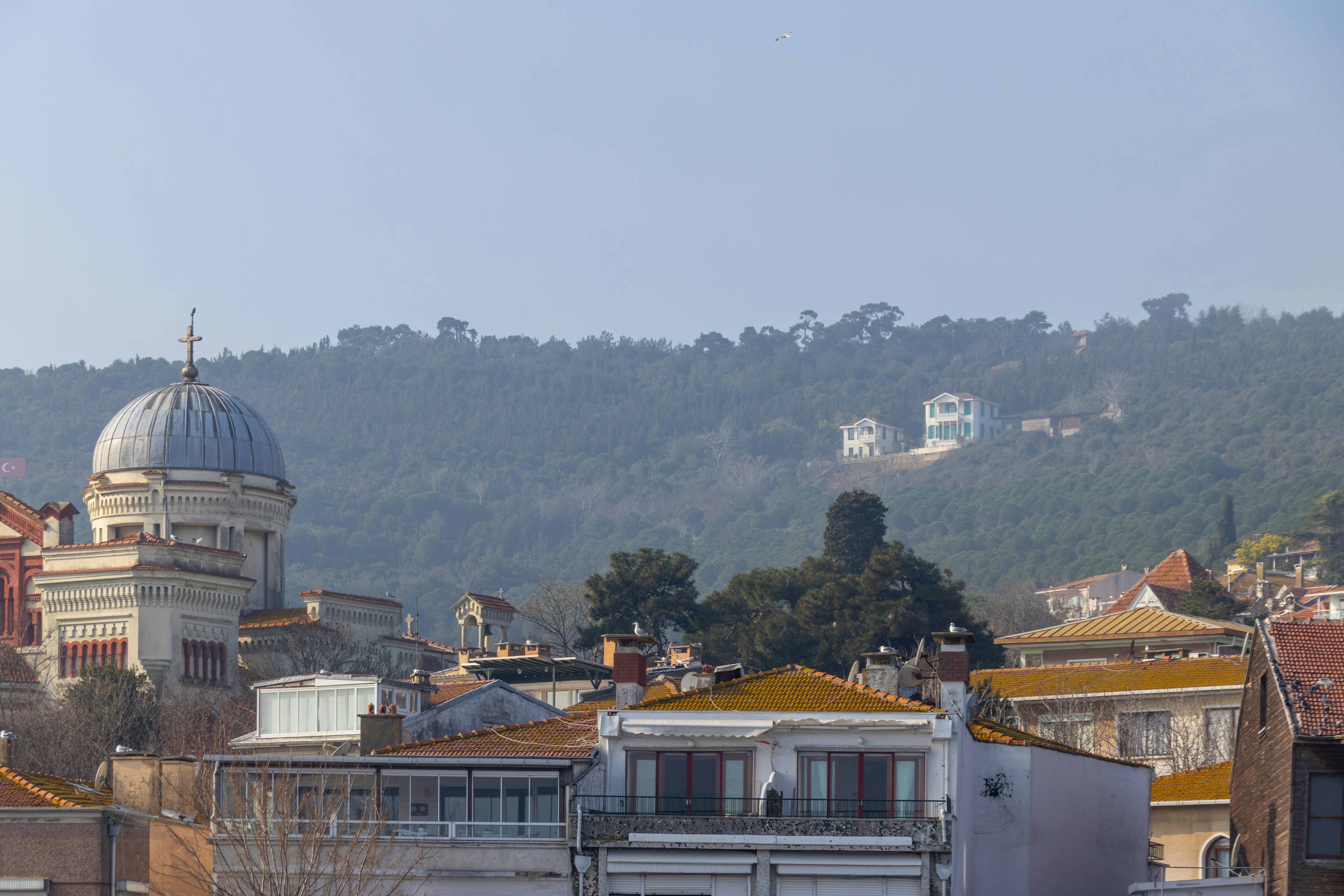 Вид на город с горами на заднем плане