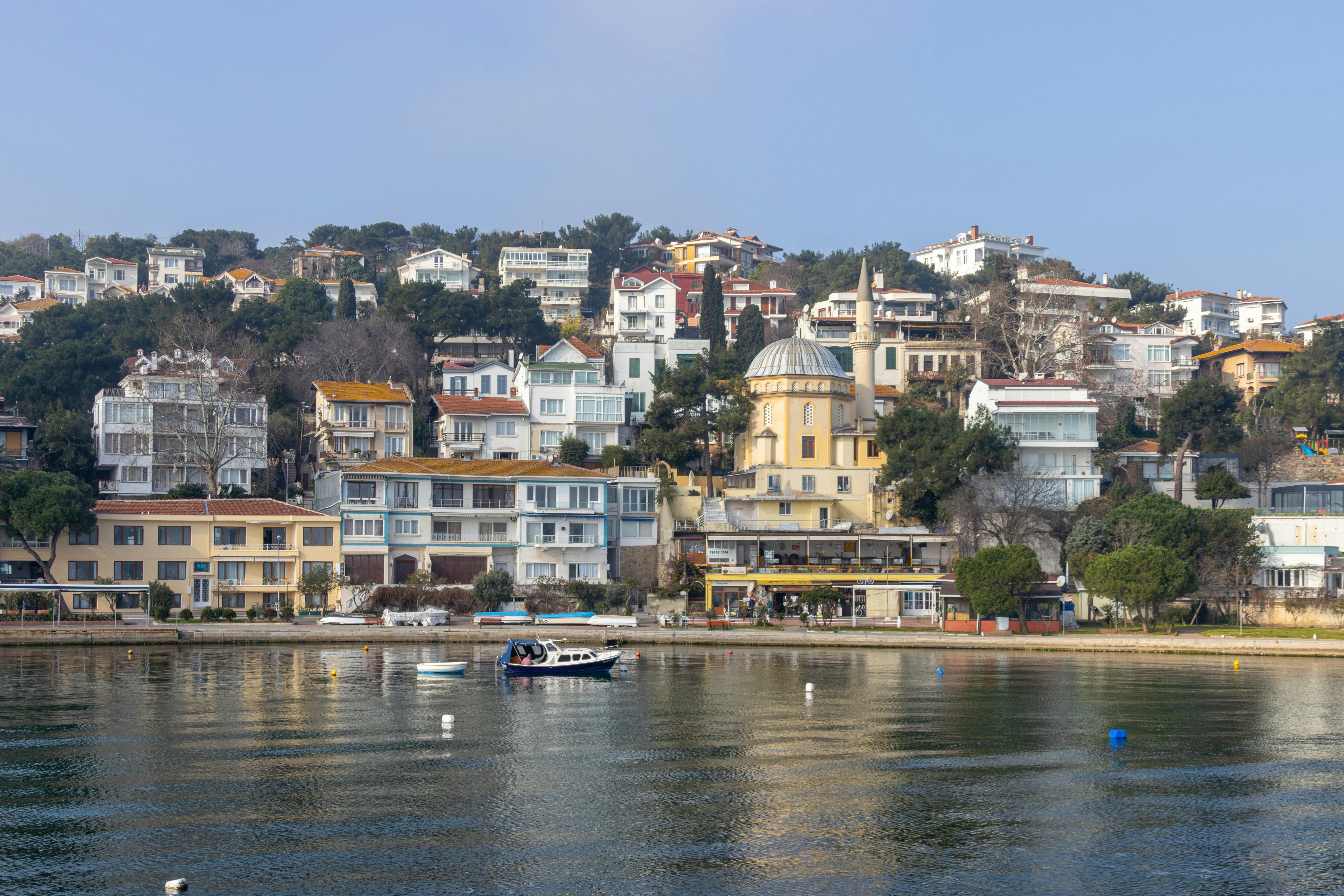 Водоём с несколькими зданиями на берегу