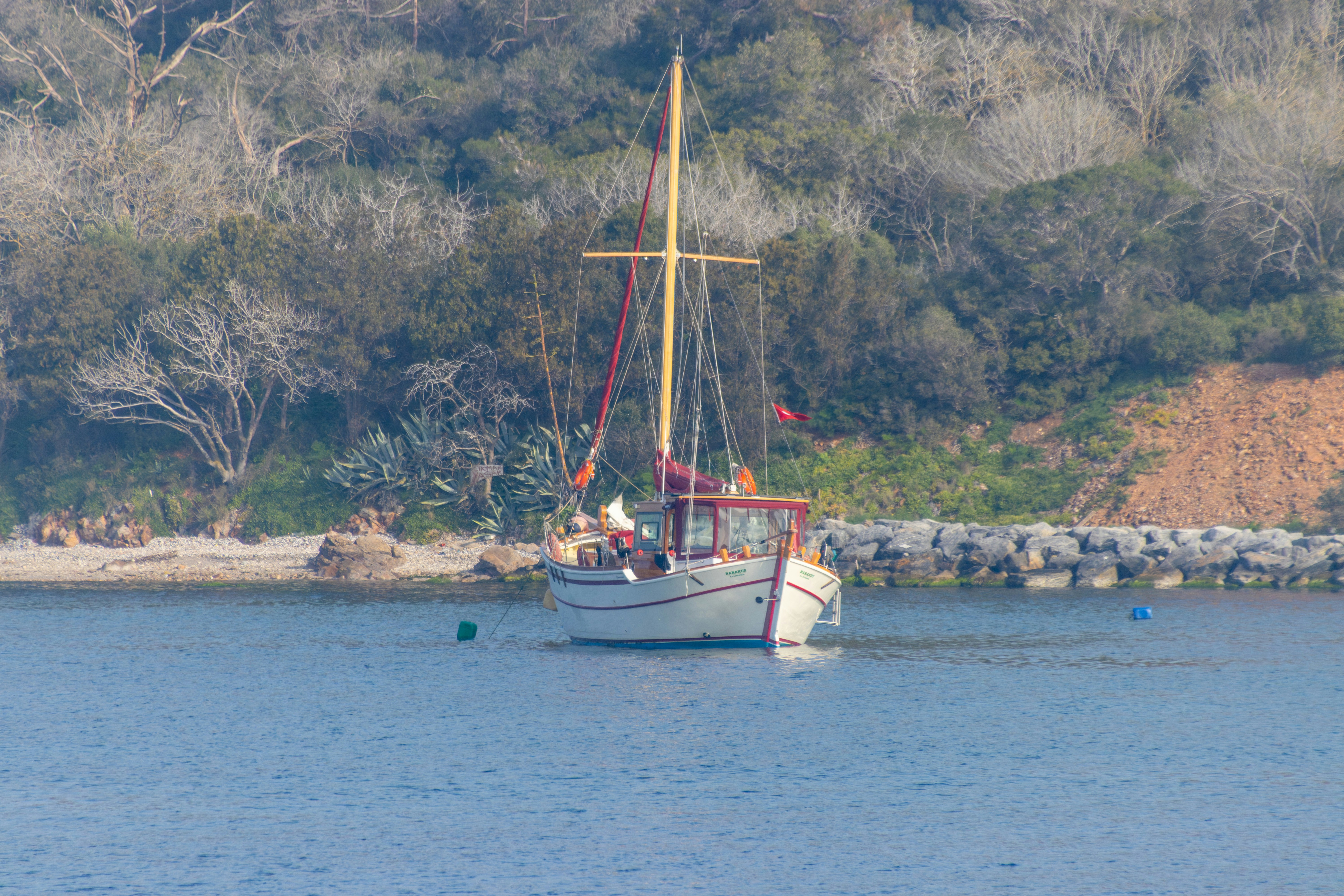 Лодка, плывущая по большому водоёму