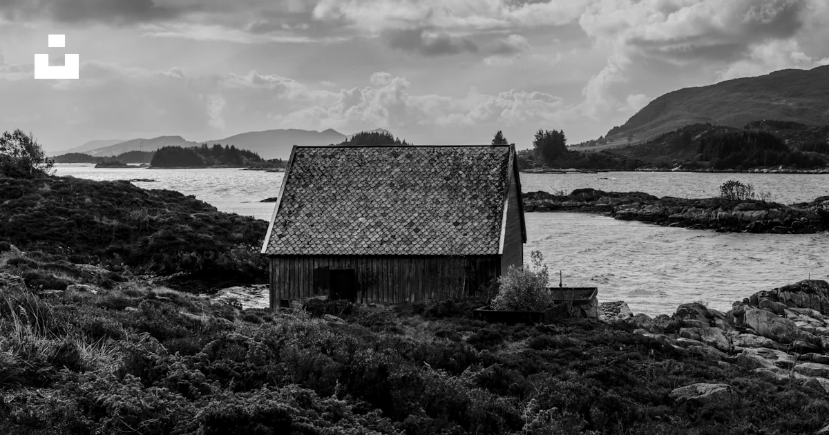 Une Photo En Noir Et Blanc D une Maison Au Bord De L eau Photo Image une-photo-en-noir-et-blanc-d-une-maison-au-bord-de-l-eau-photo-image