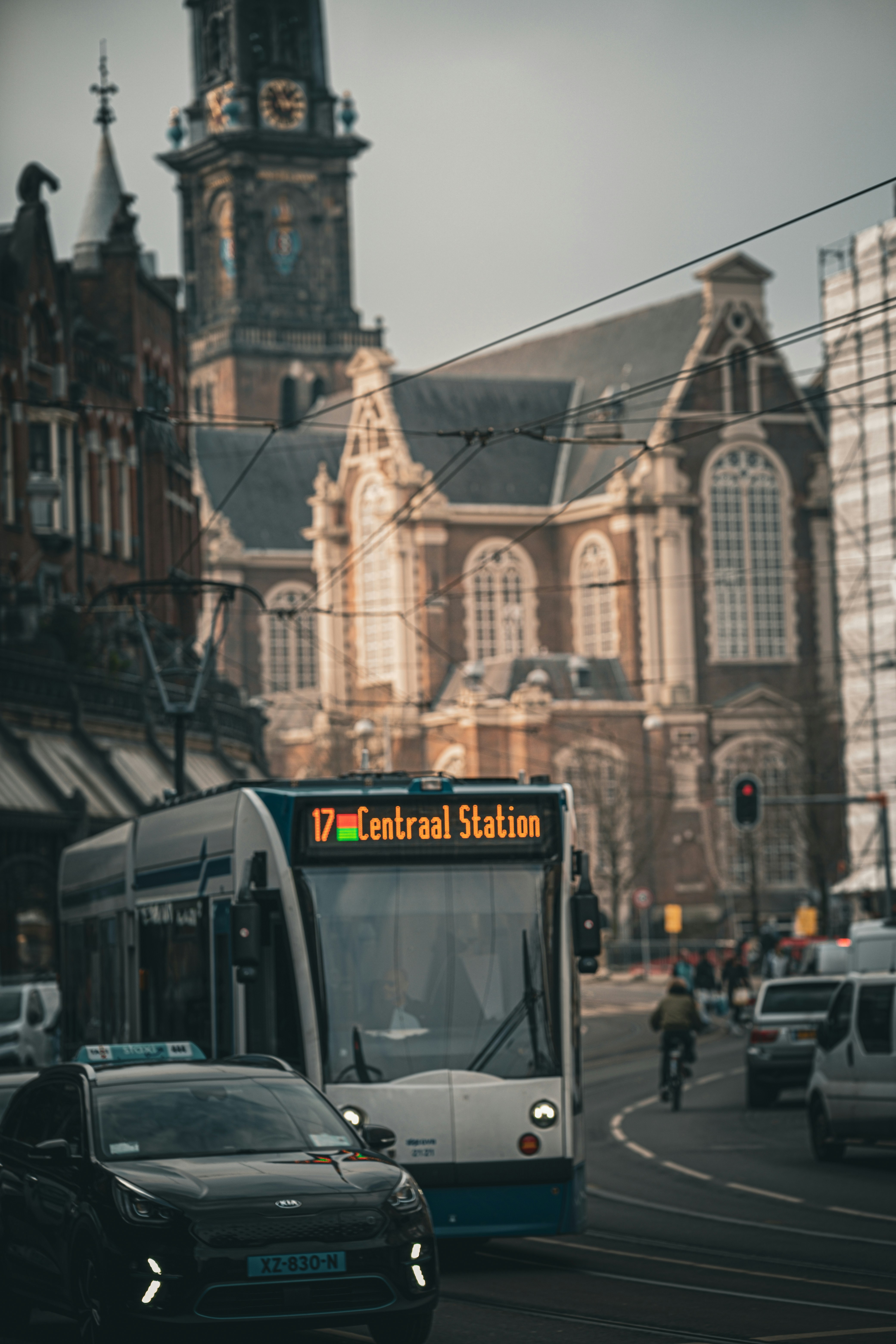 Ein Bus, der eine Straße entlang fährt, neben hohen Gebäuden