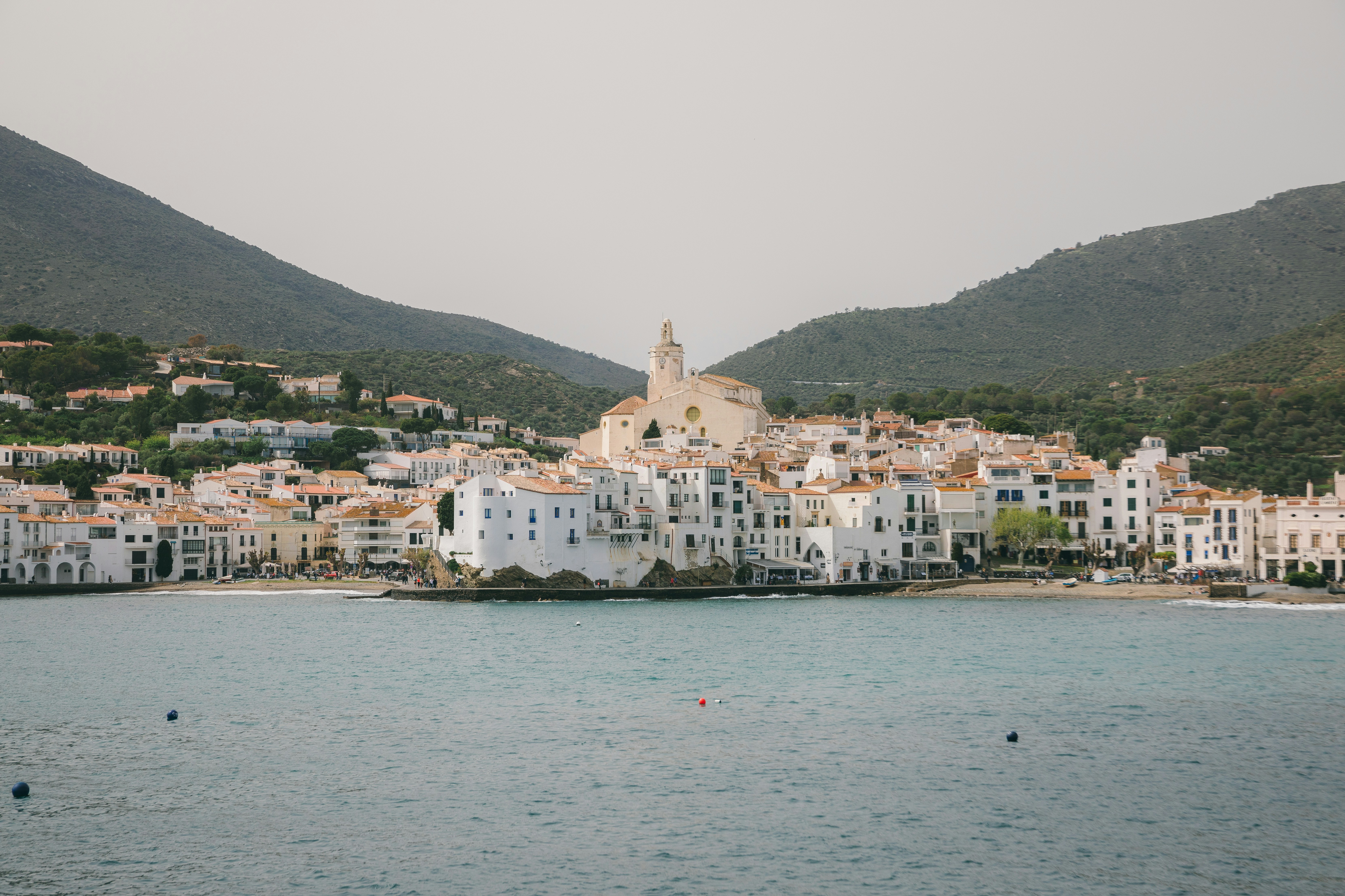 Una vista de una ciudad en la orilla de un cuerpo de agua
