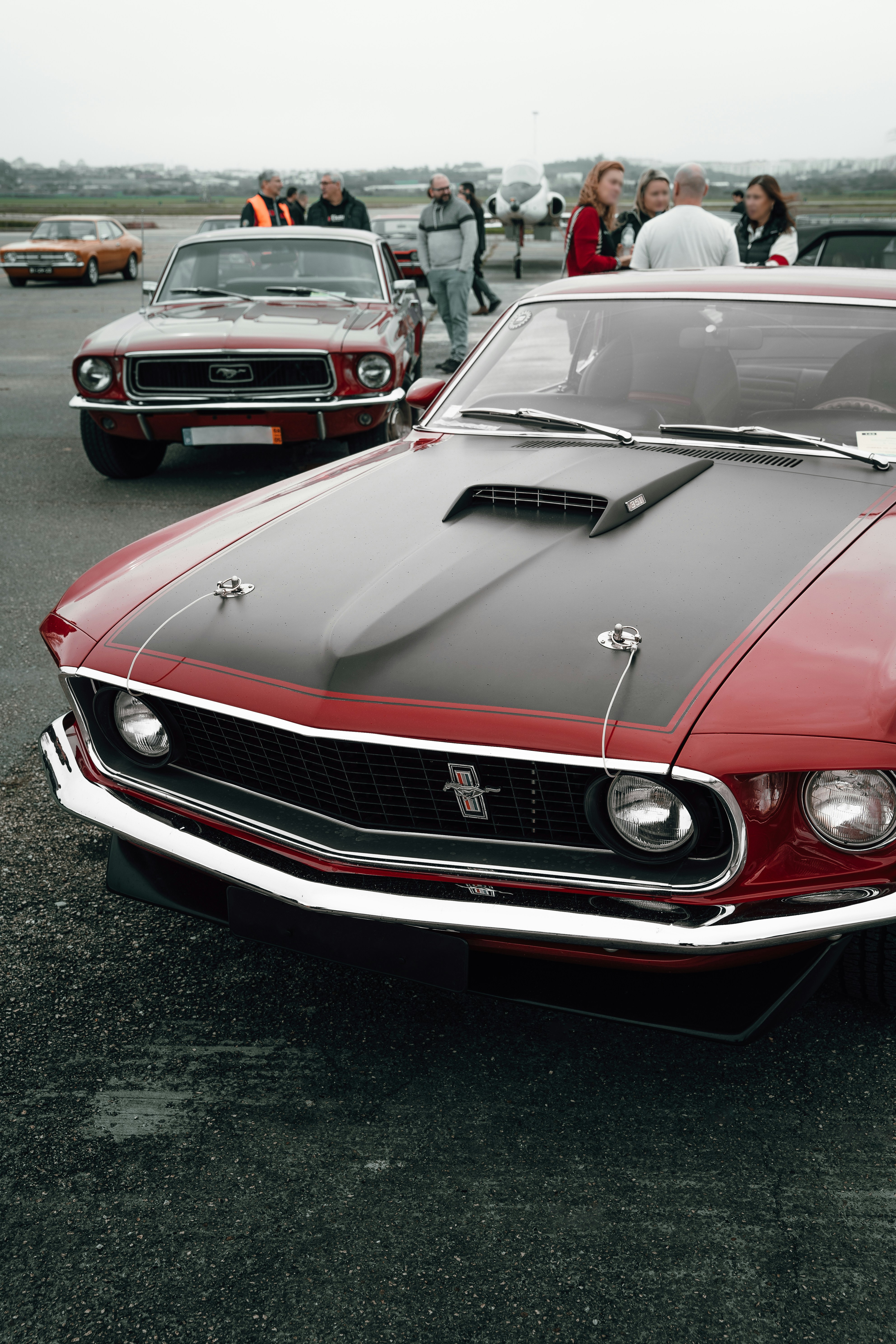 Un coche rojo y negro aparcado en un aparcamiento foto – Imagen de Coche  gratuita en Unsplash, image size:3000x4500