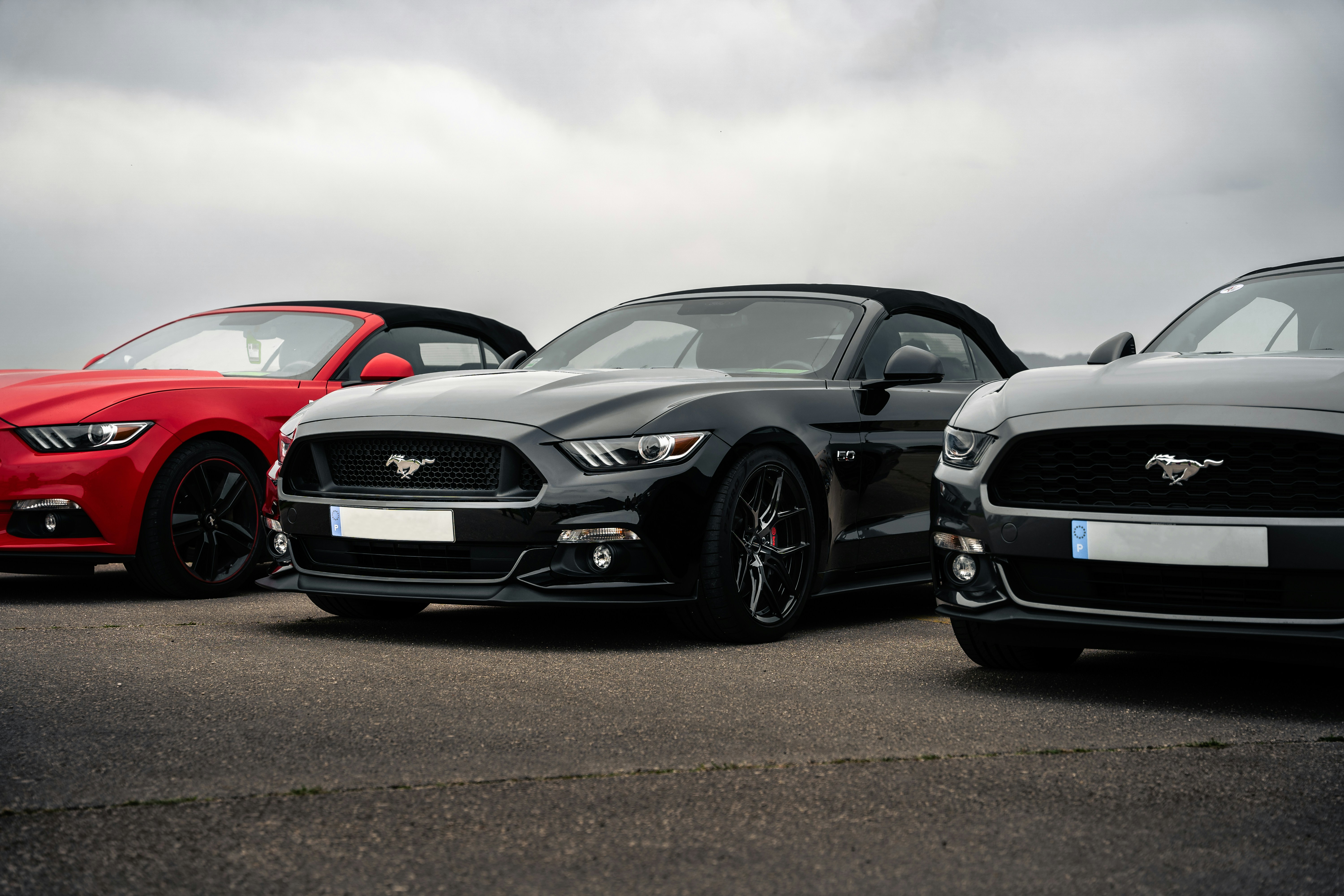 A group of cars parked in a parking lot photo – Free Car Image on Unsplash