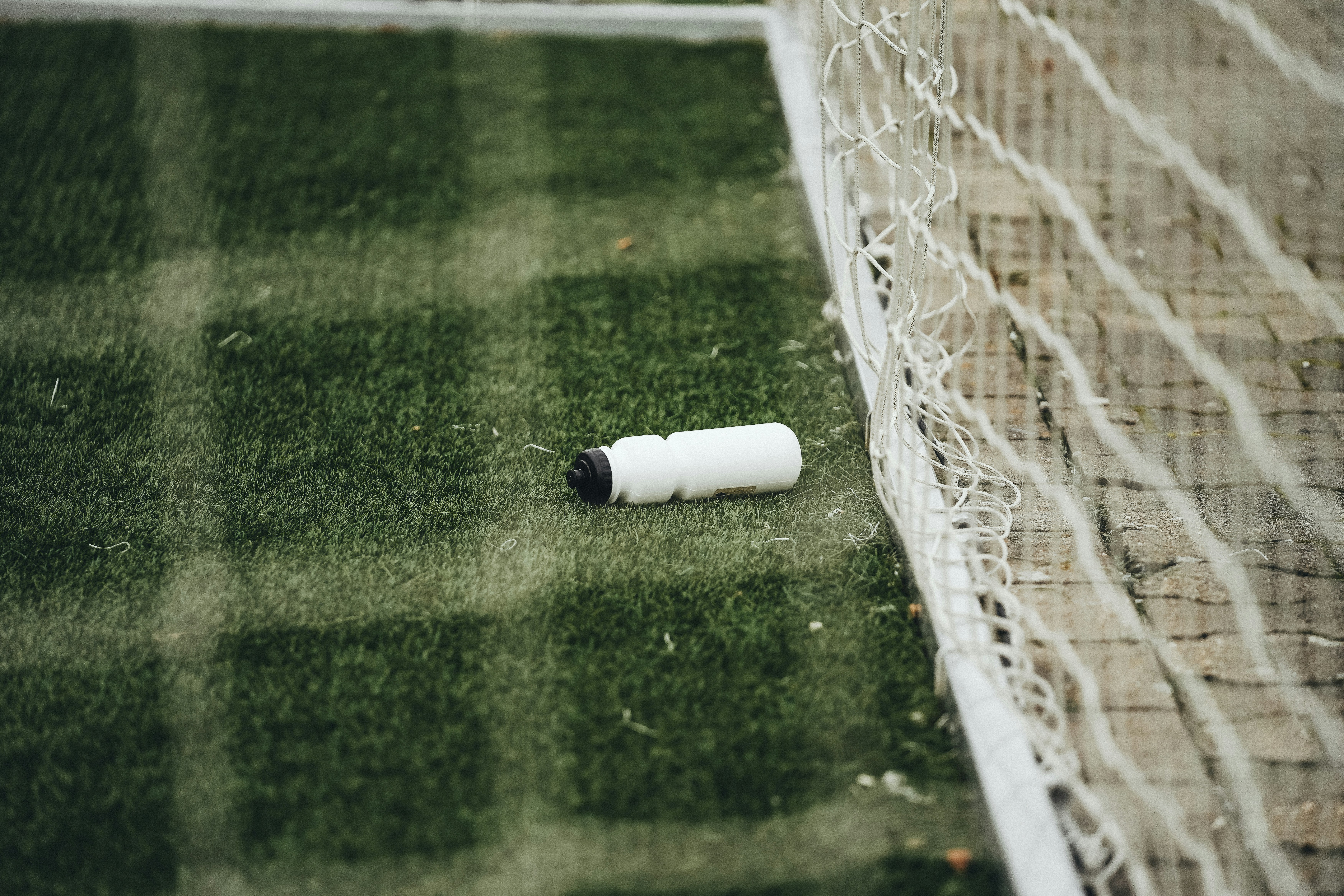 Pizarra táctica de fútbol con fichas de colores