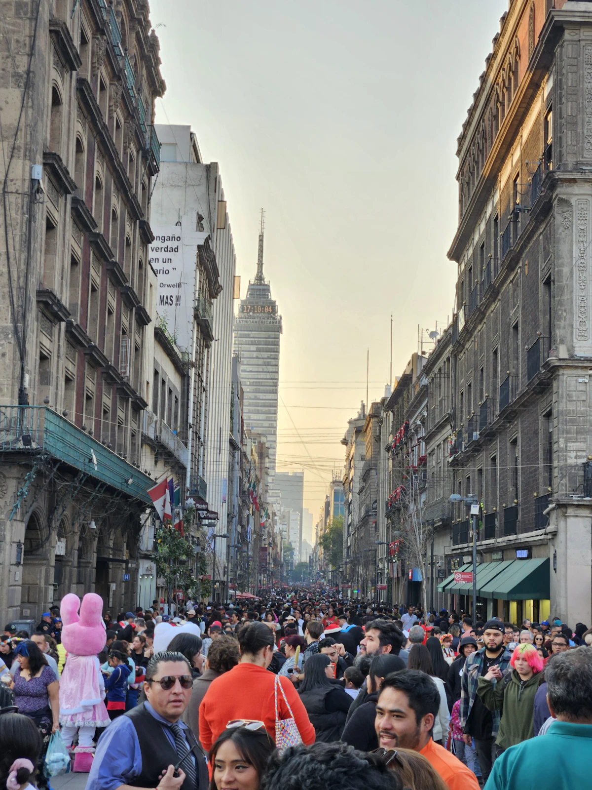 Une foule de personnes marchant dans une rue de Mexico