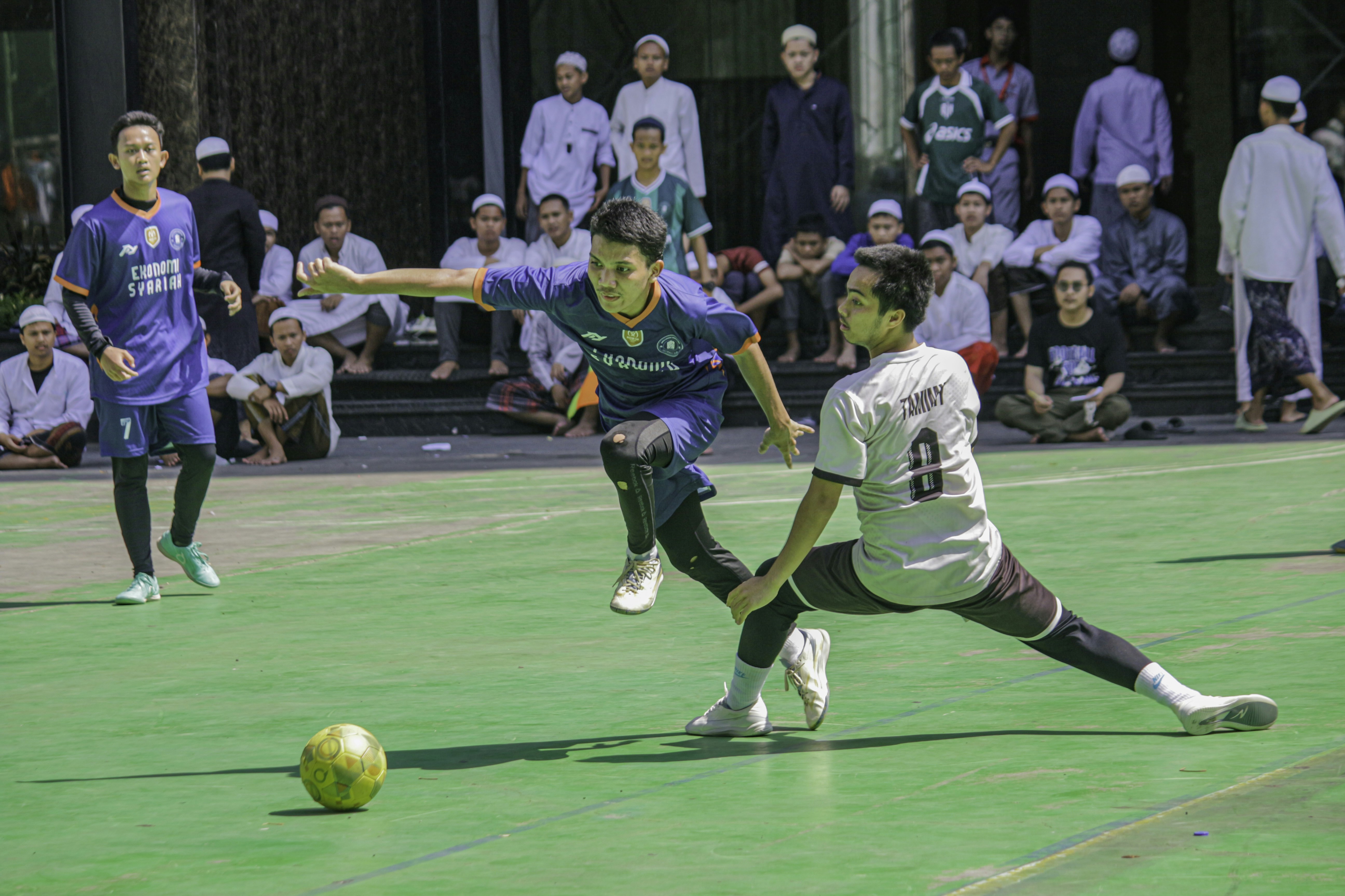 Sekelompok orang bermain sepak bola
