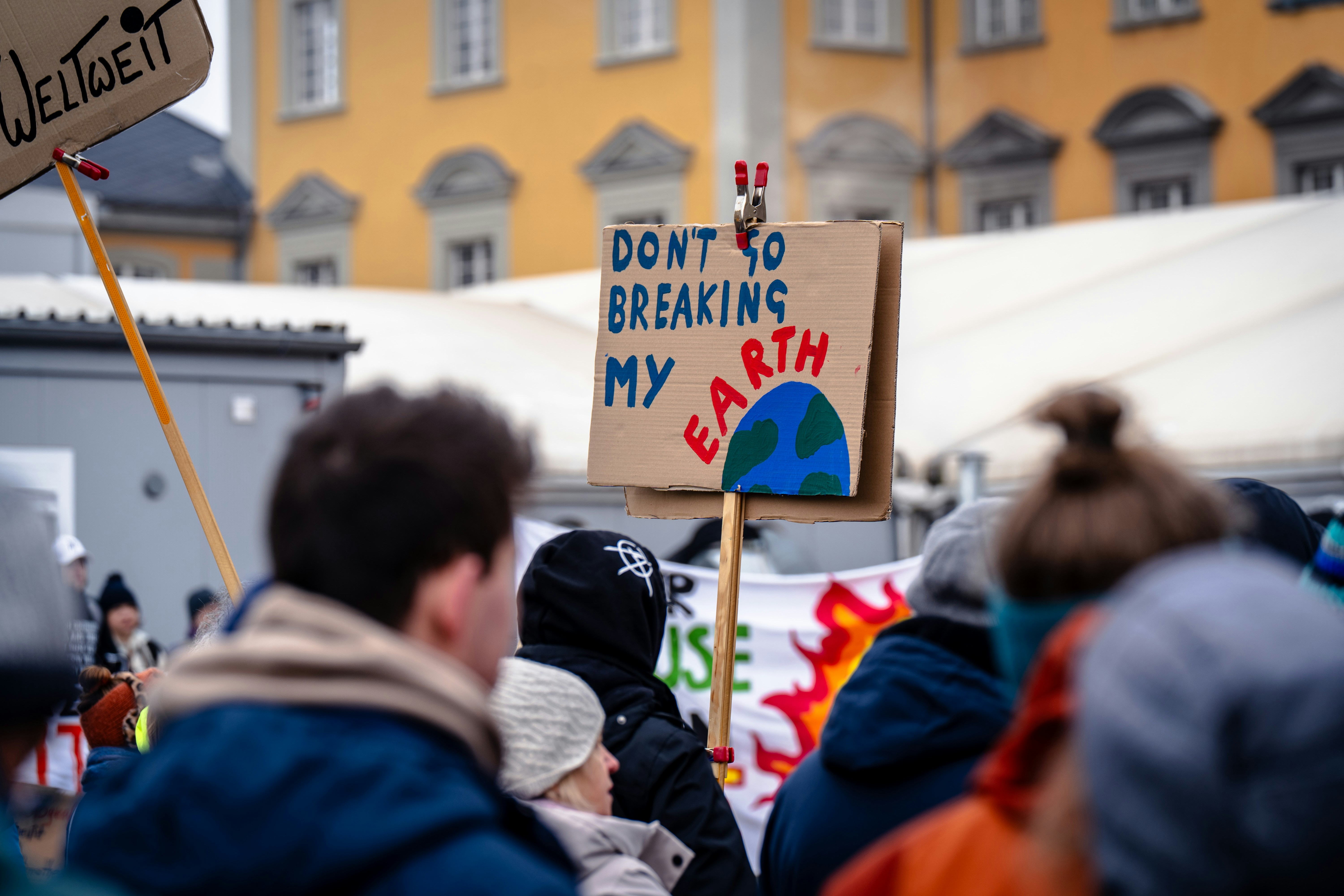 Eine Gruppe von Menschen mit Schildern vor einem Gebäude