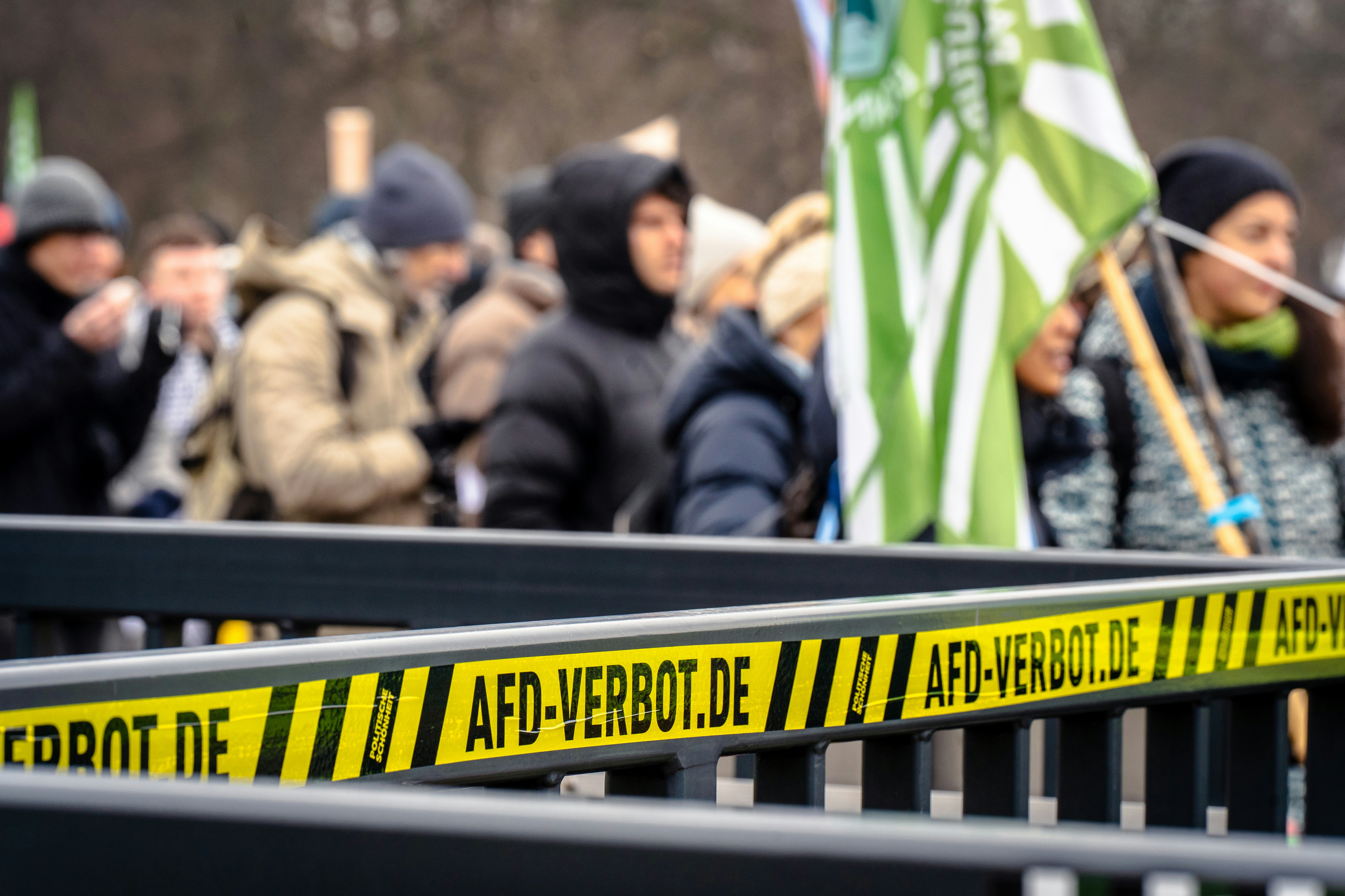 Eine Gruppe von Menschen, die um eine Barrikade herum stehen