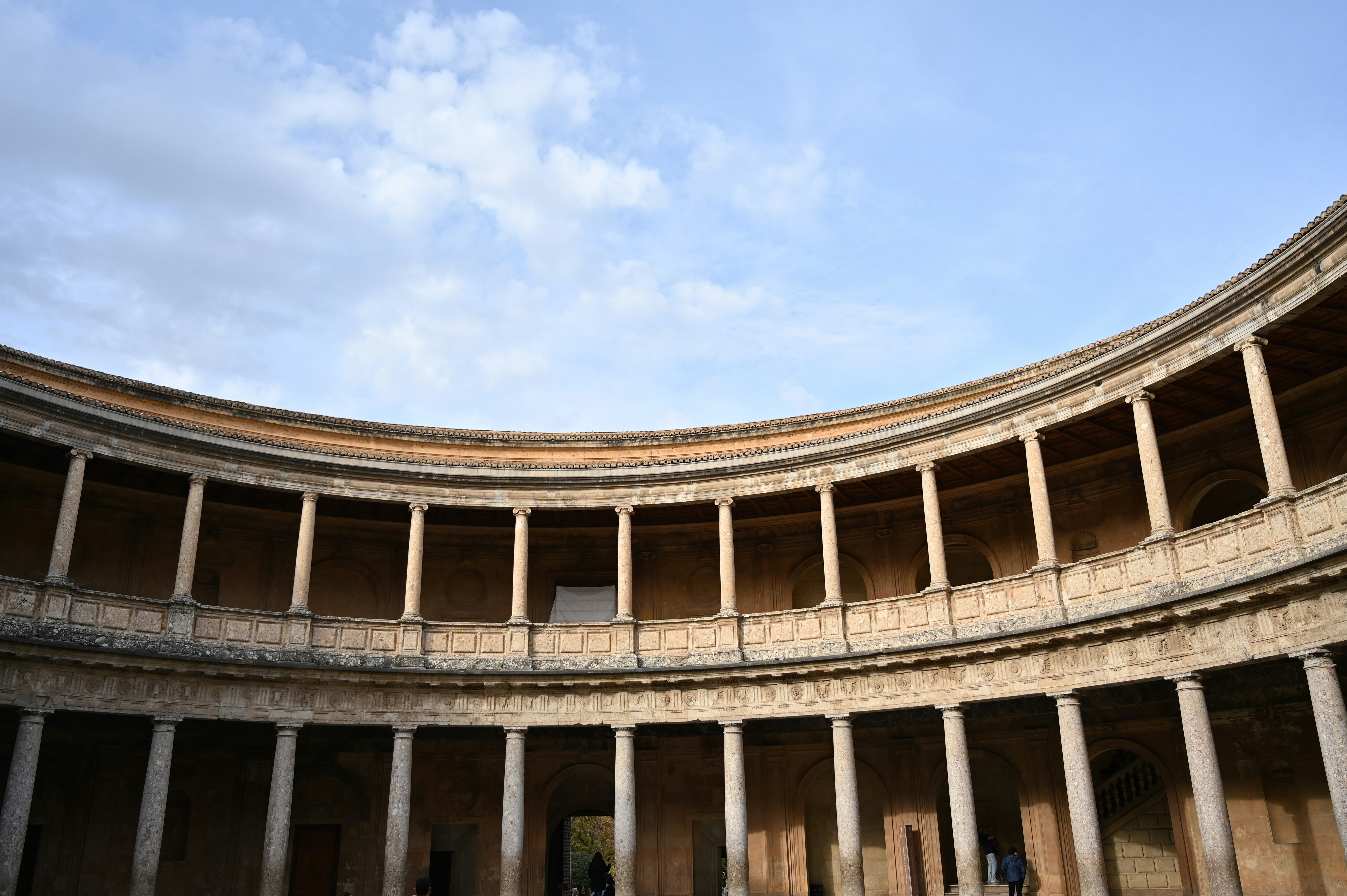 Un edificio circolare con colonne e uno sfondo cielo
