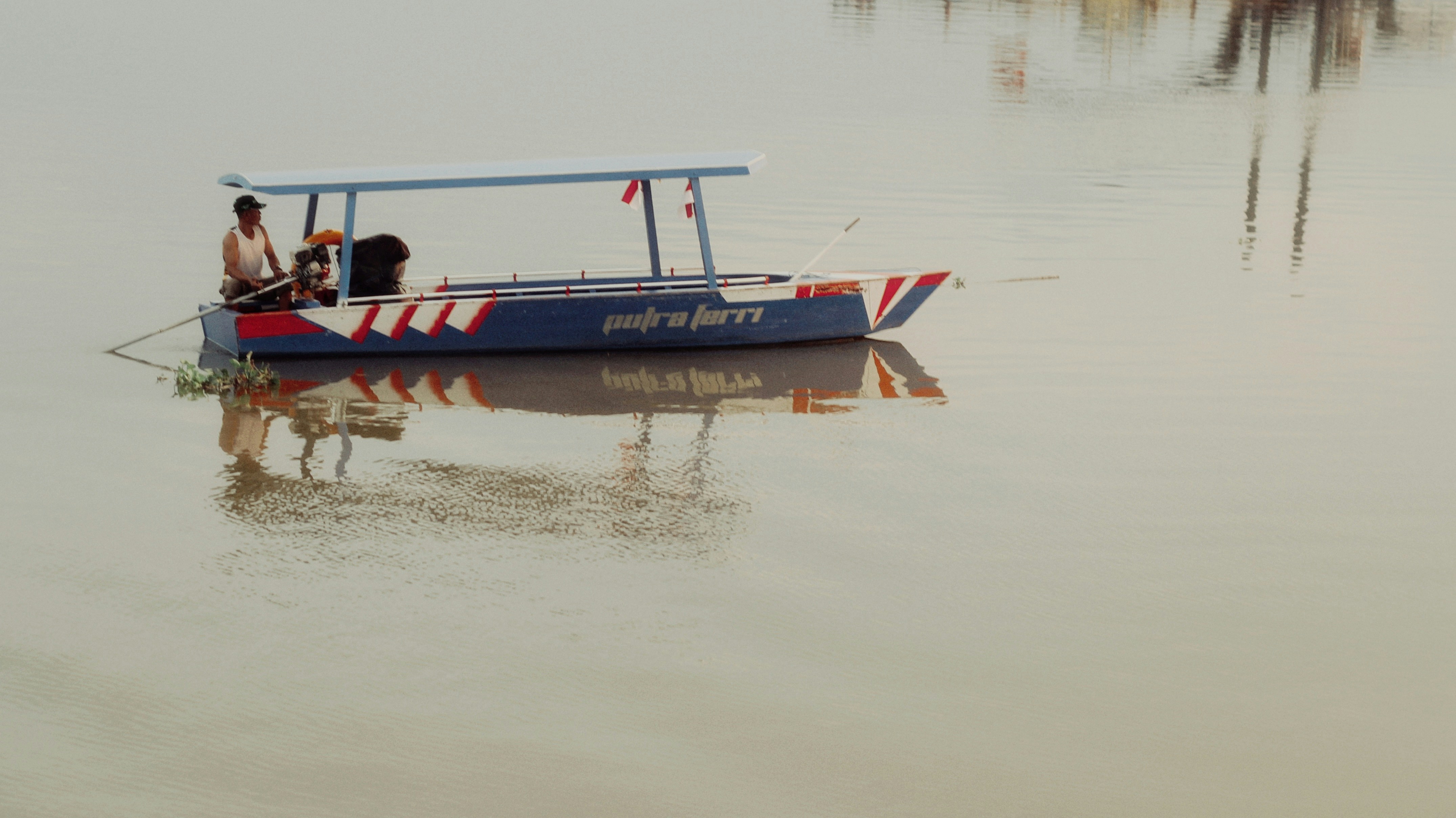 Perahu kecil mengapung di atas danau