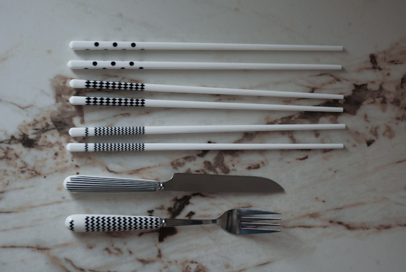Forchette e coltello su un piano in marmo