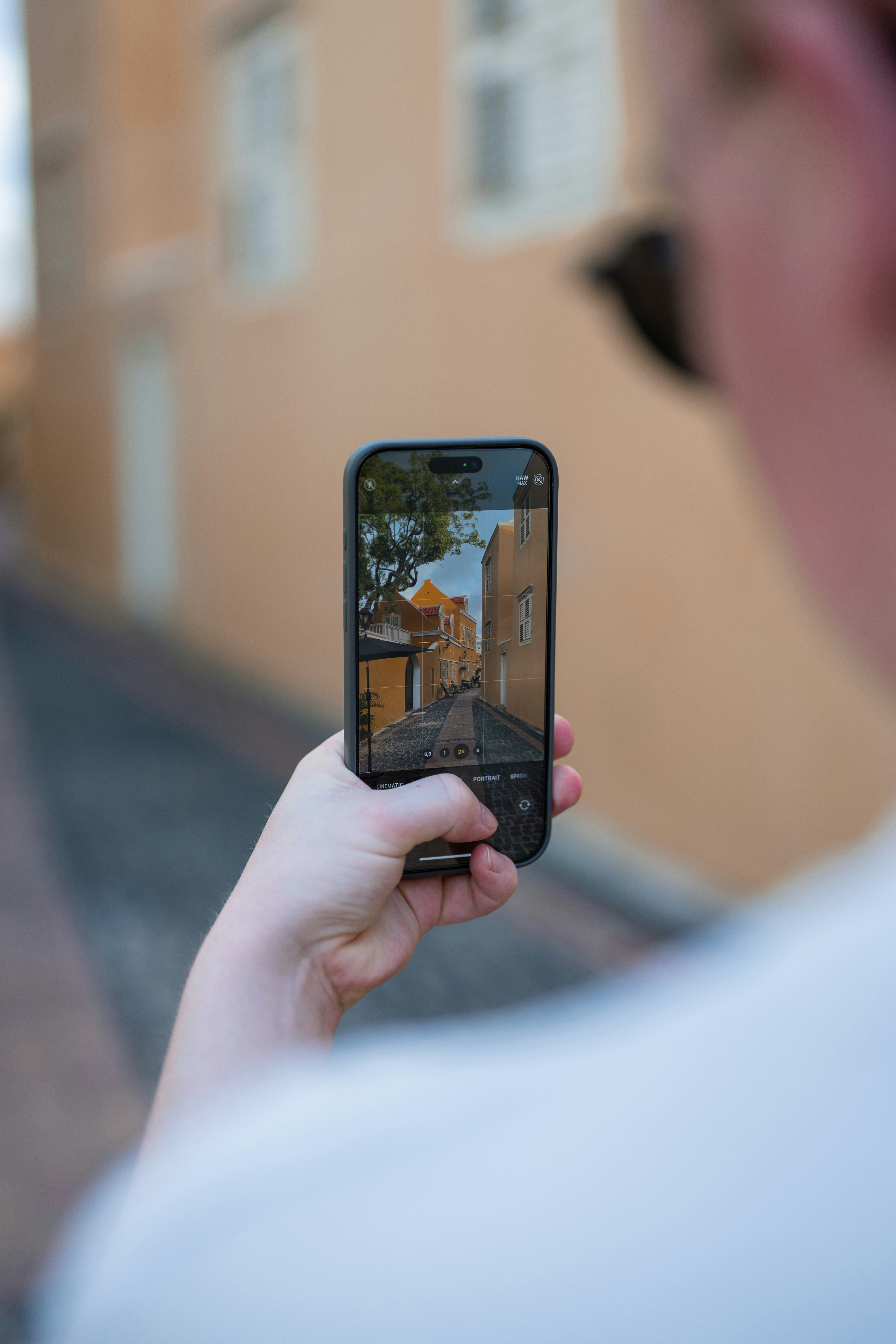 Image showing a person using the iPhone 17 Pro Max in a daily scenario