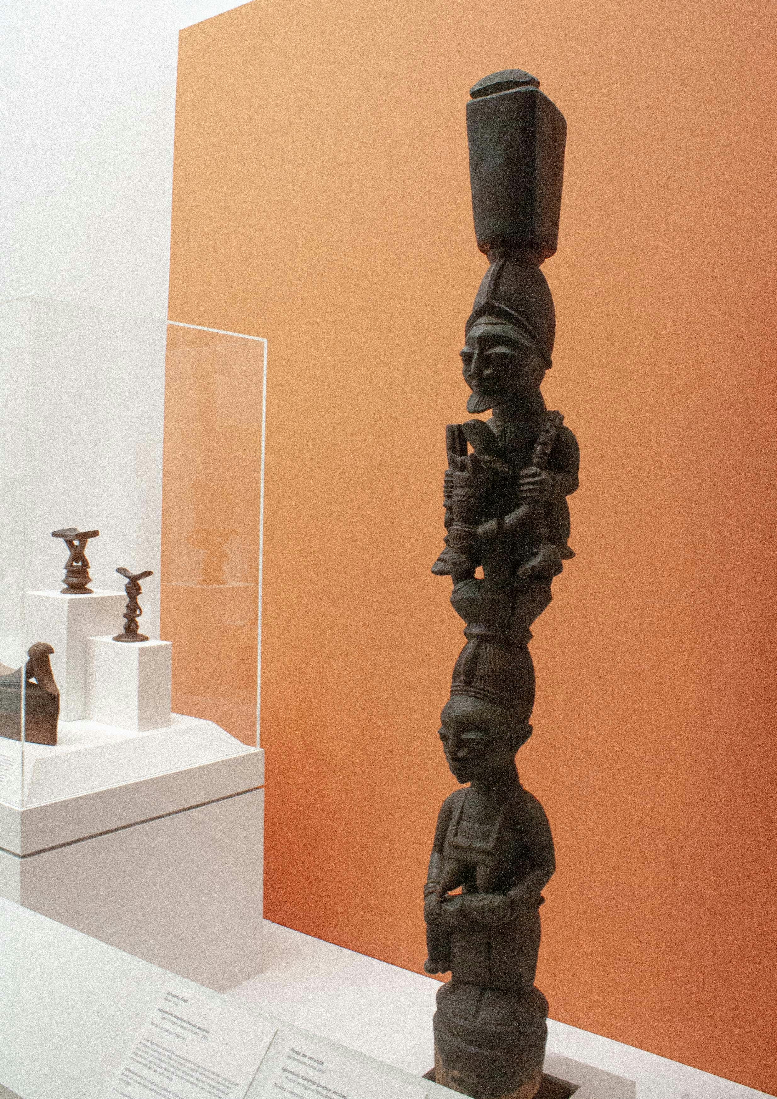 Eine große Statue, die auf einem weißen Tresen sitzt