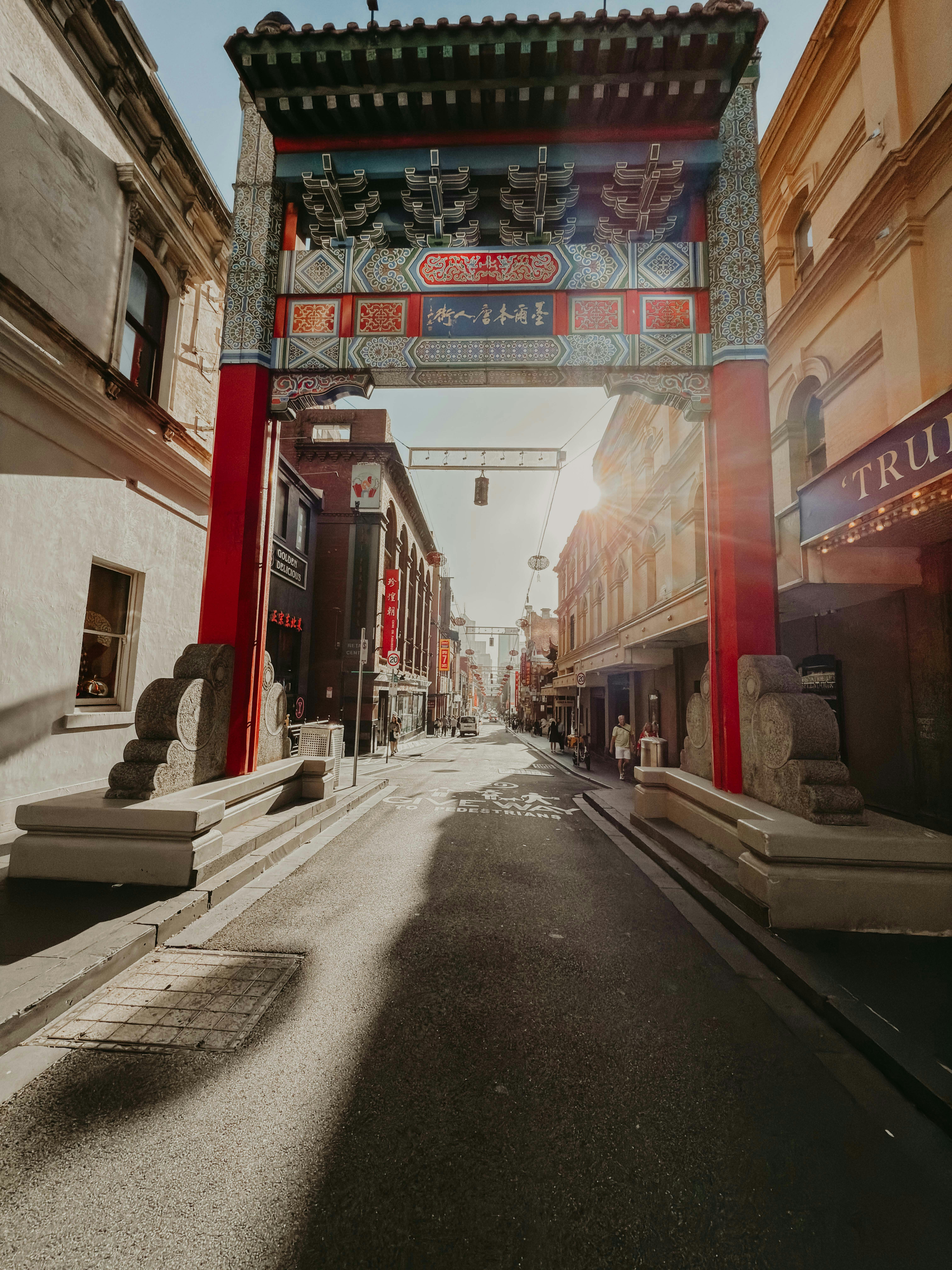 Eine Stadtstraße mit einem großen Bogen in der Mitte