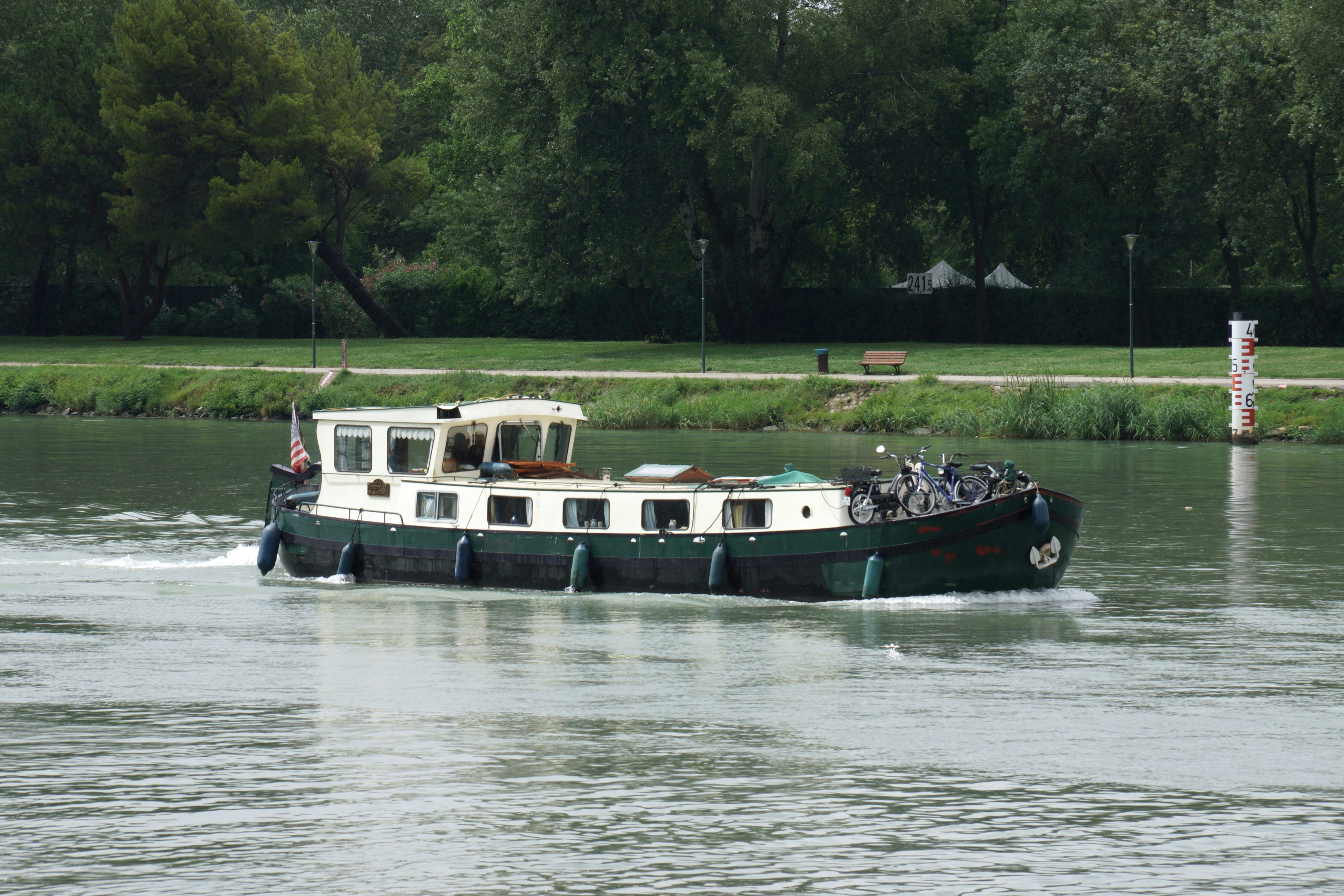 公園近くの川を下るボート