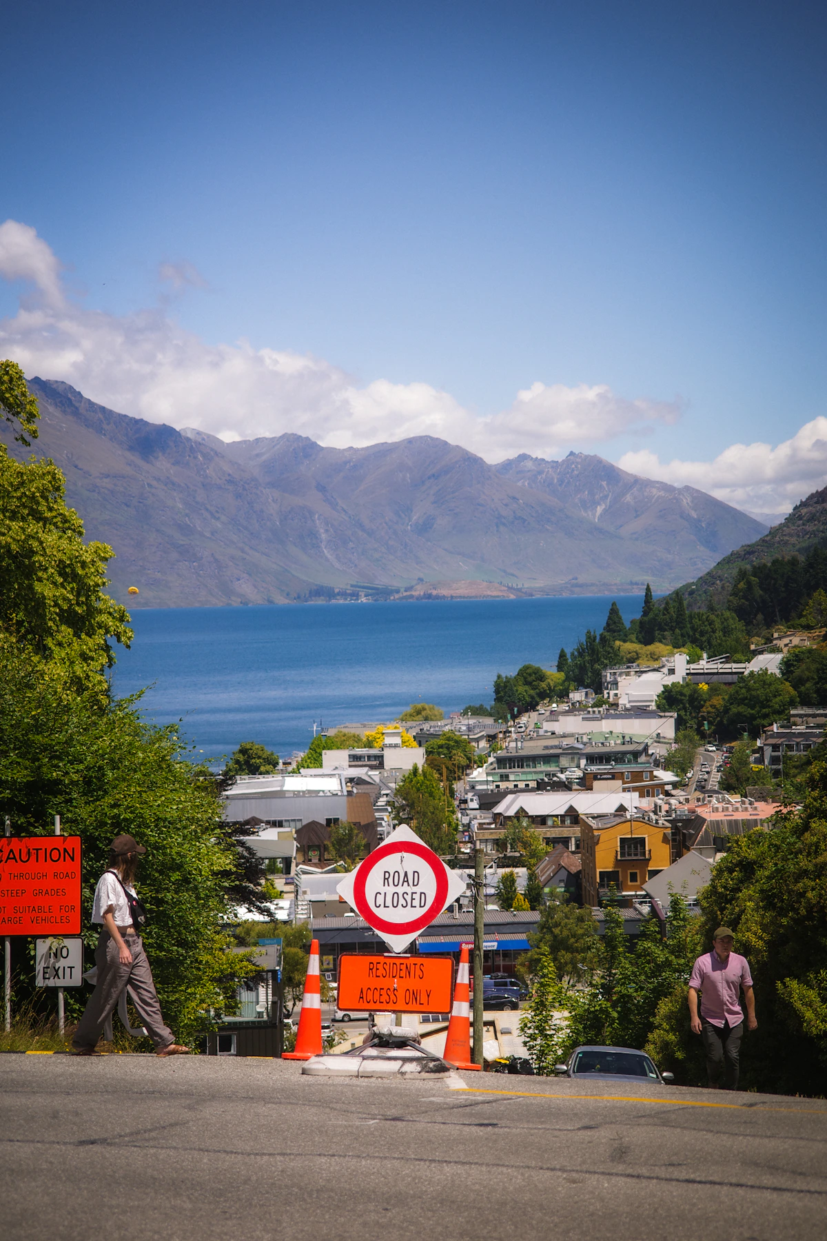 Queenstown centre, Lake Whakatipu and mountain ranges seen from above