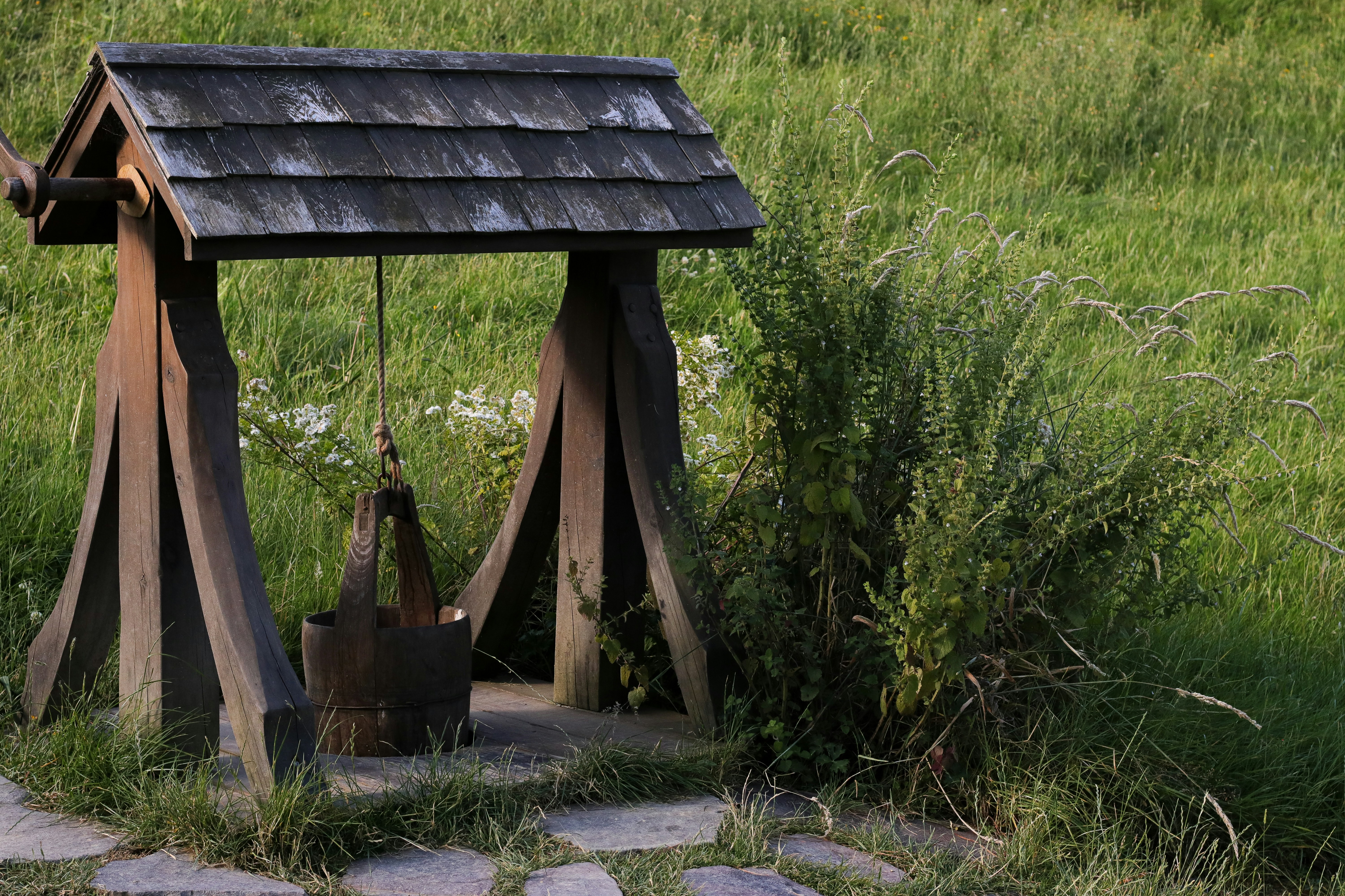 A small wooden structure in a grassy field