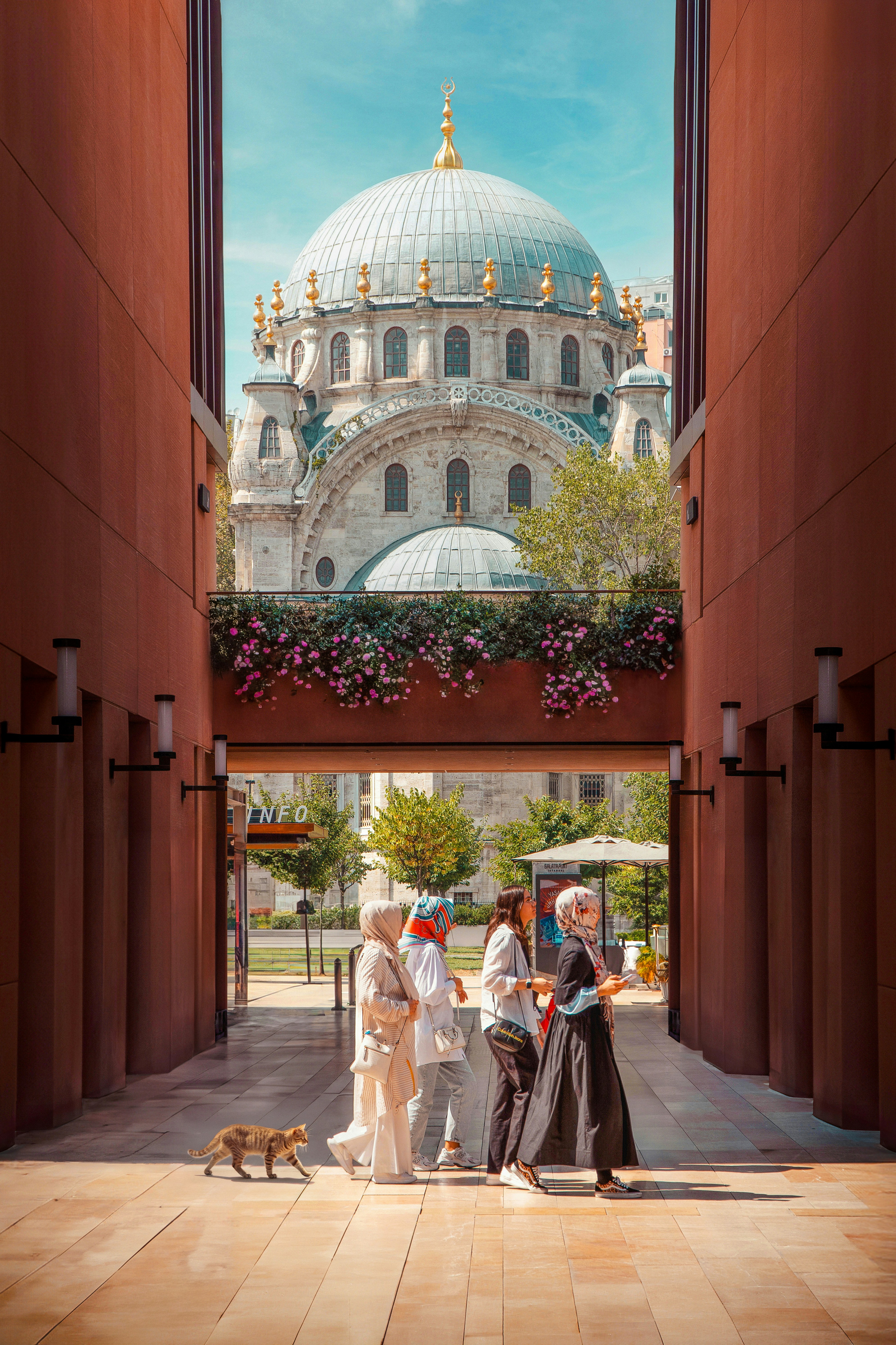Un groupe de personnes debout à l’extérieur d’un bâtiment