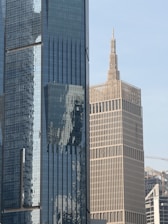 A very tall building in the middle of a city