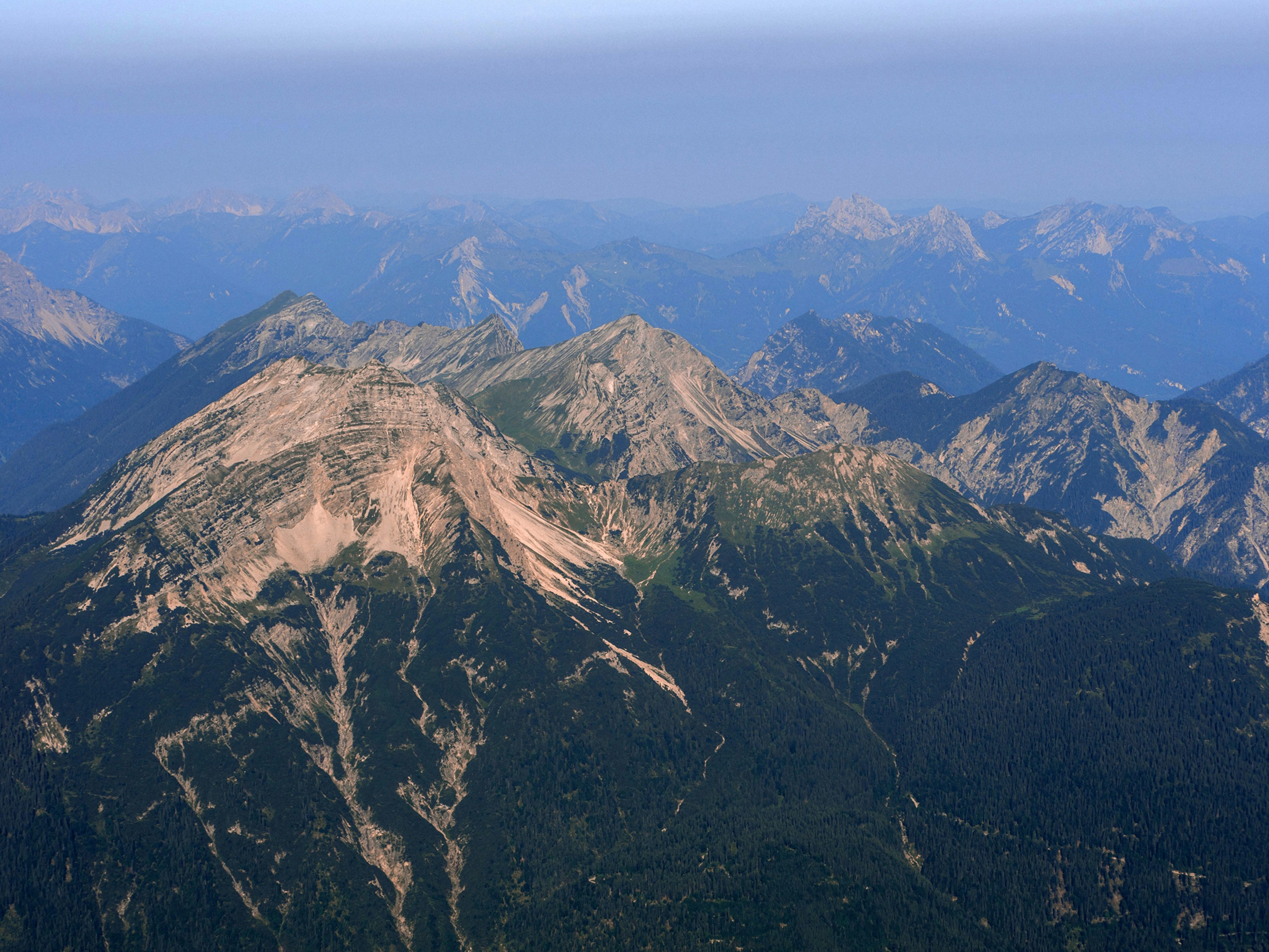 Vue d’une chaîne de montagnes depuis un avion