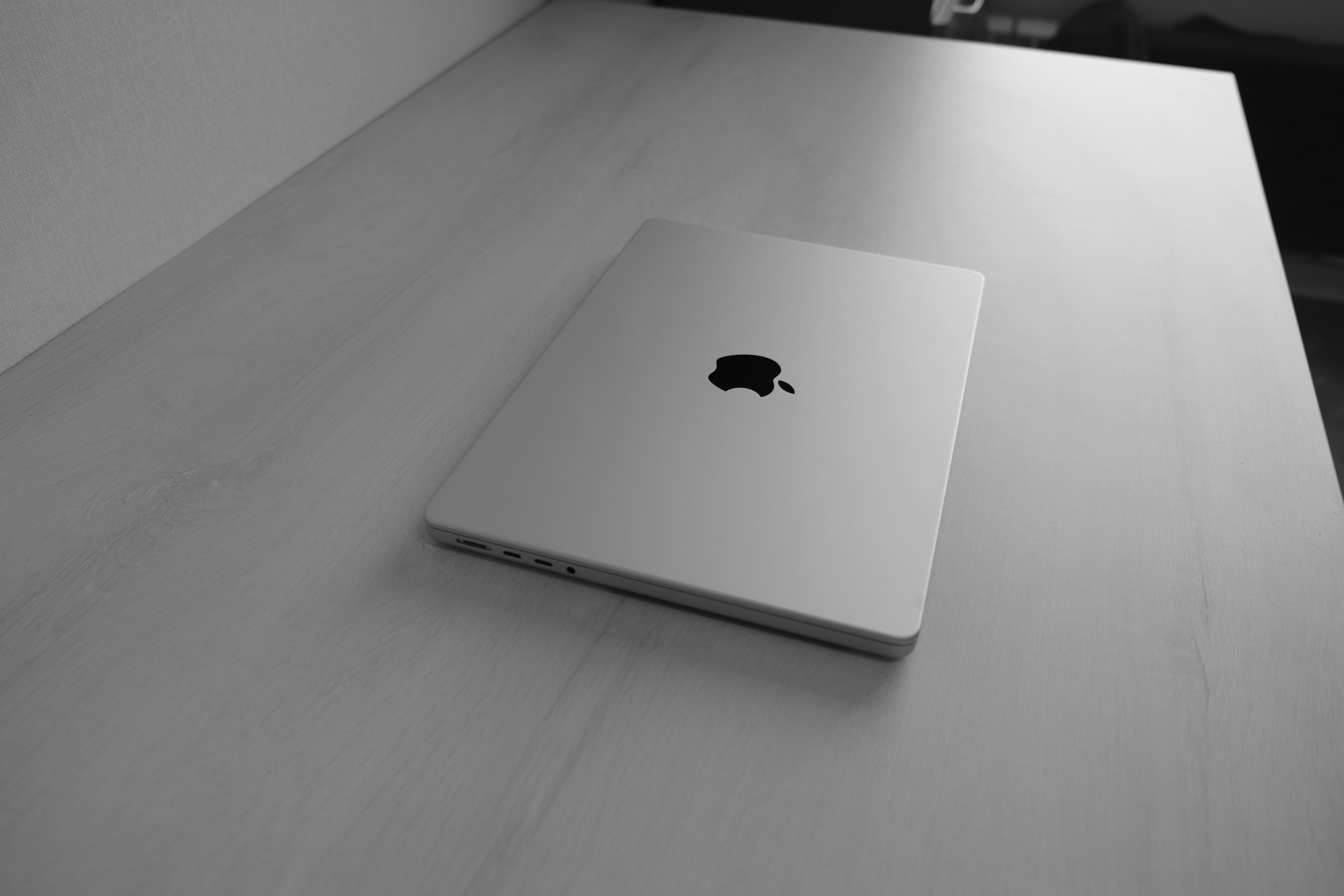 An apple laptop sitting on top of a table