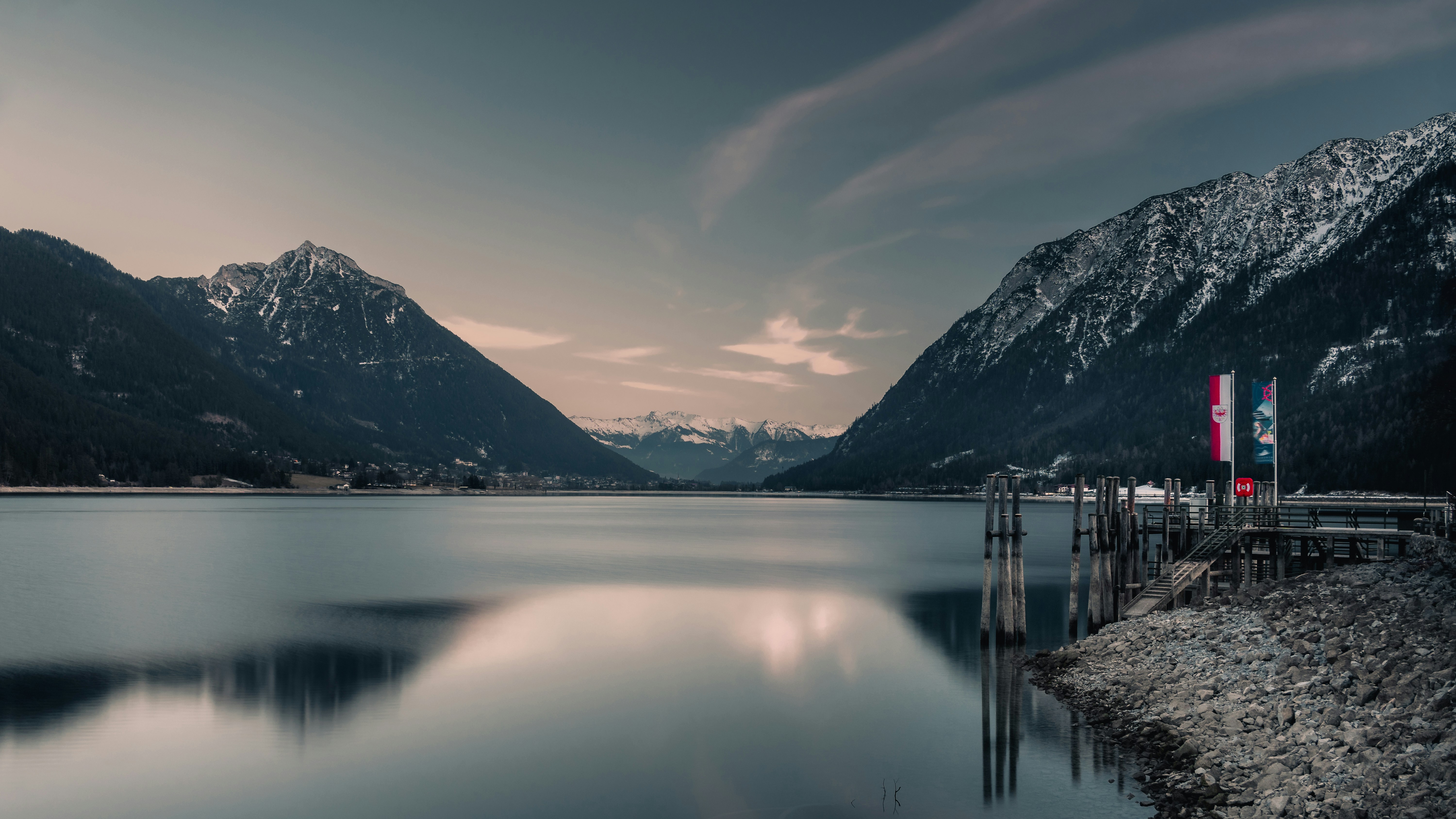 Un cuerpo de agua con montañas al fondo