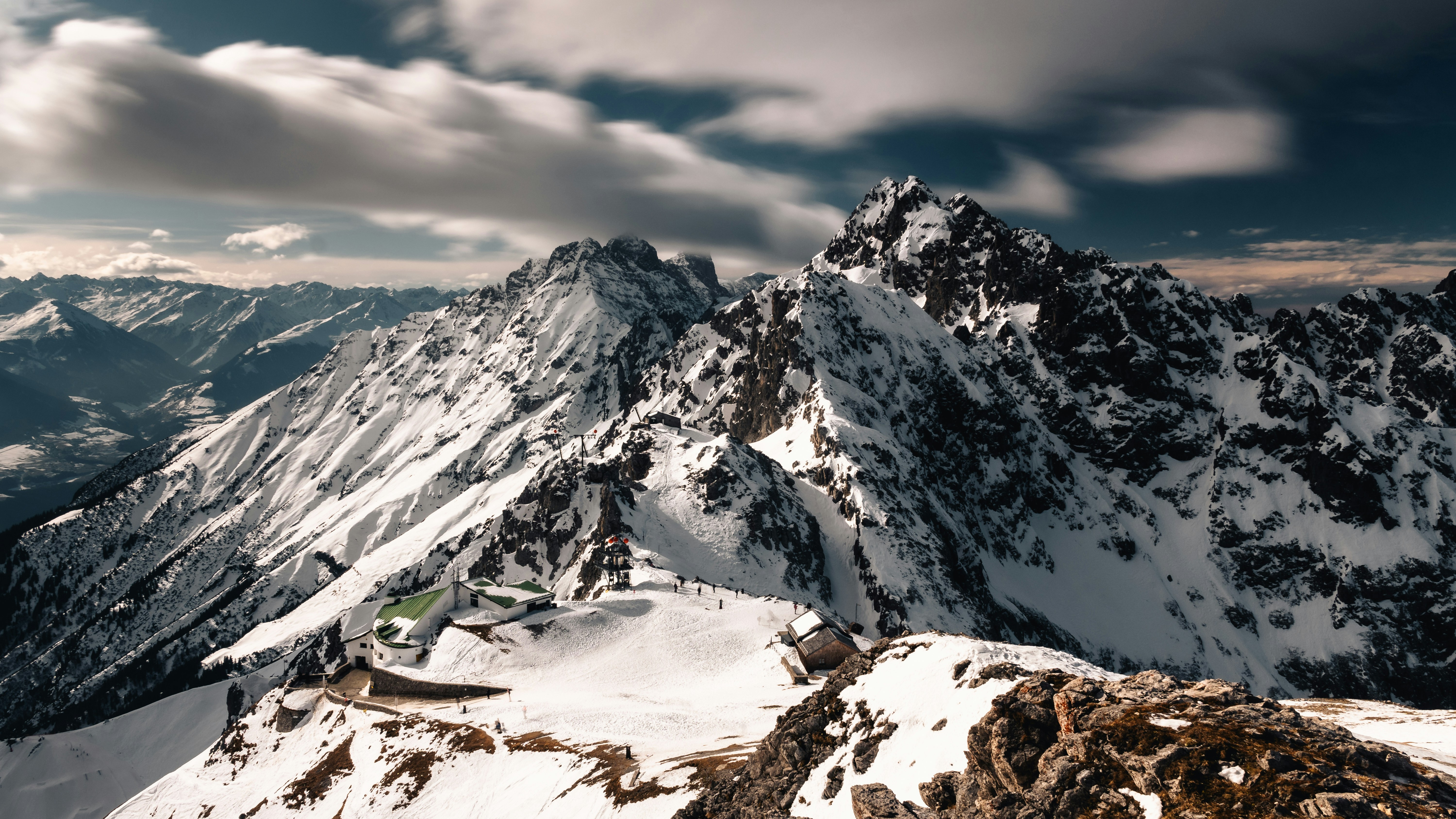 Una montaña cubierta de nieve con un fondo de cielo