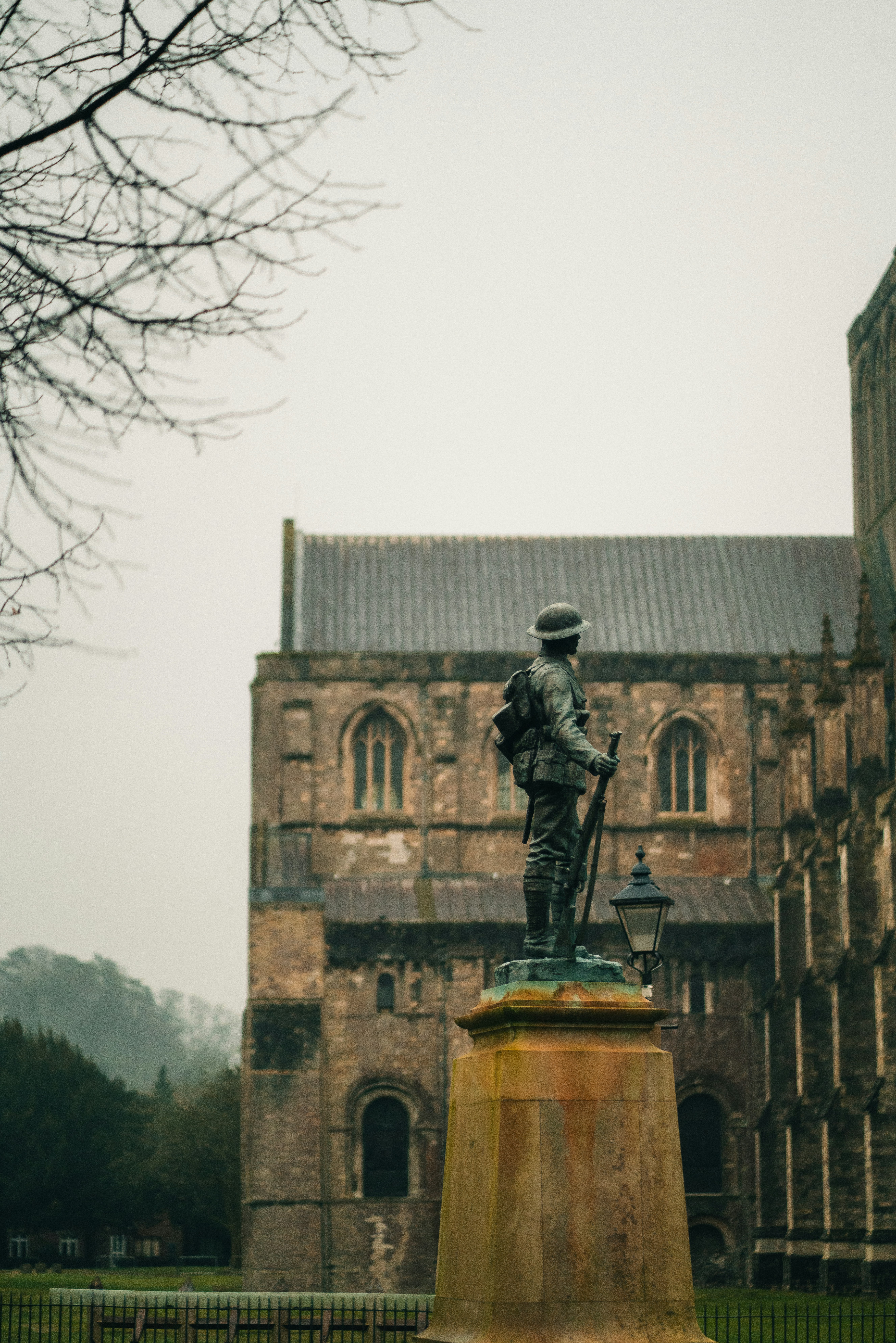 Una estatua de un hombre frente a un edificio