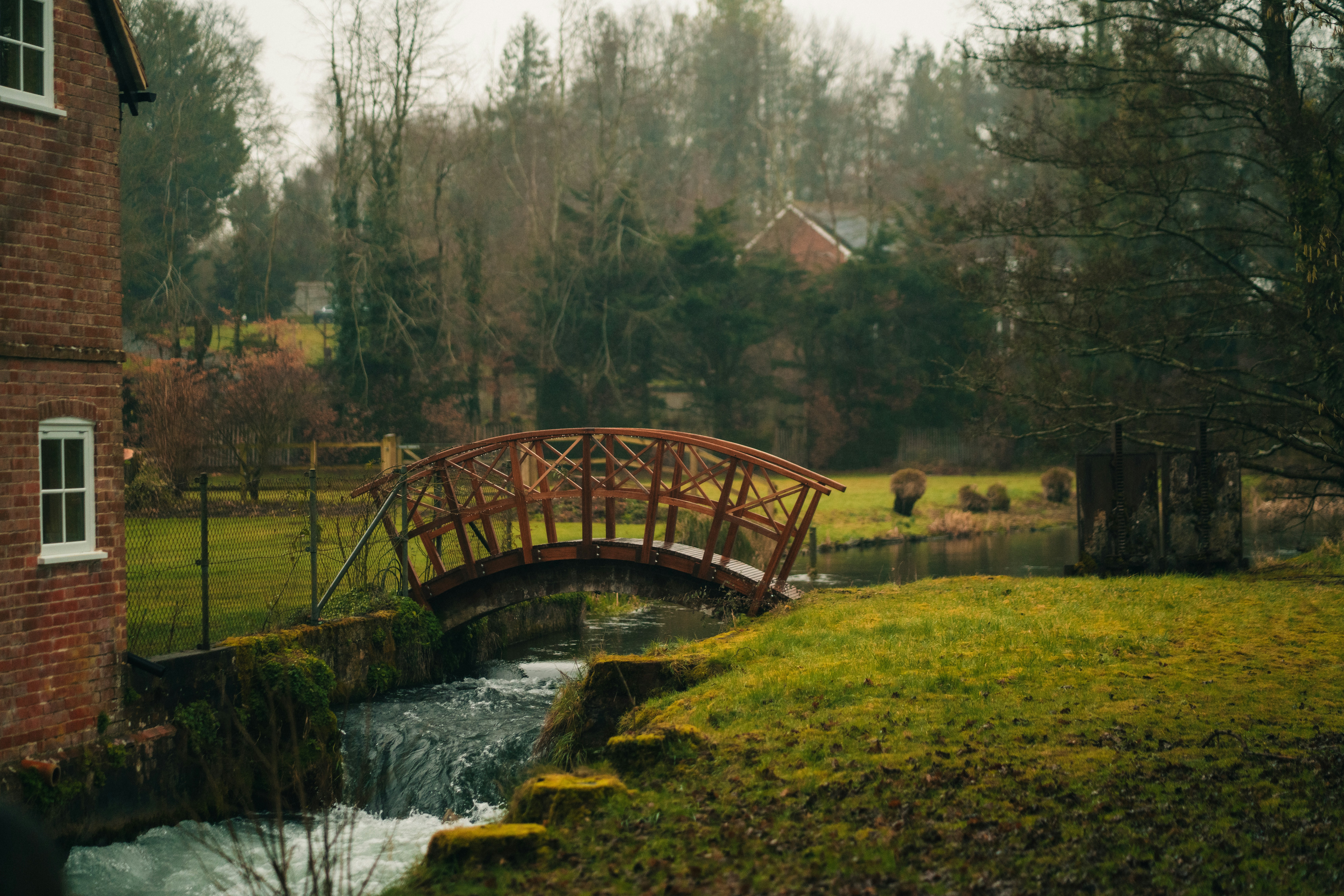 Un pequeño puente de madera sobre un pequeño arroyo