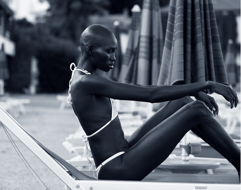 Femboy noir sensuel sur un bateau