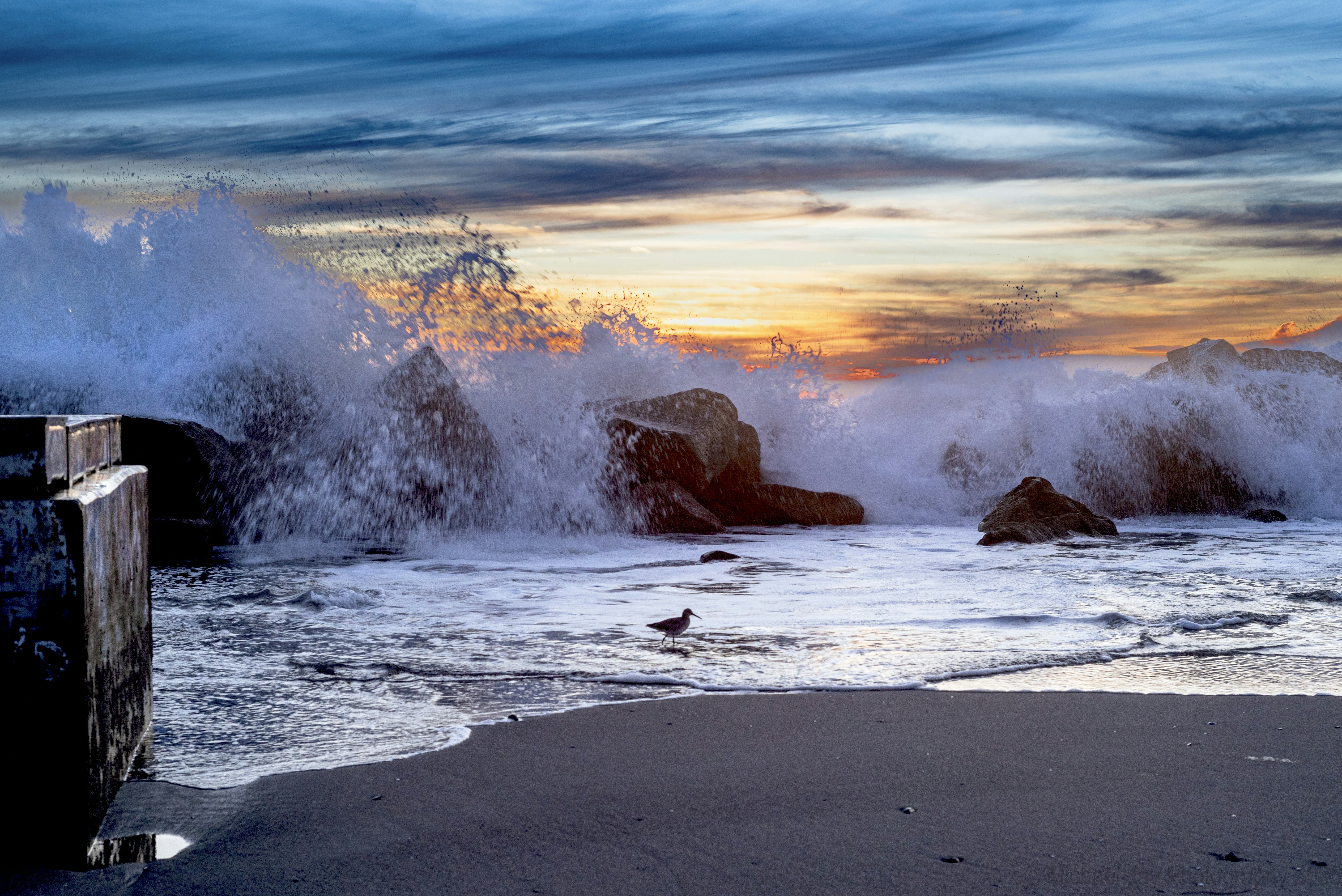 波が岸に打ち寄せるビーチ