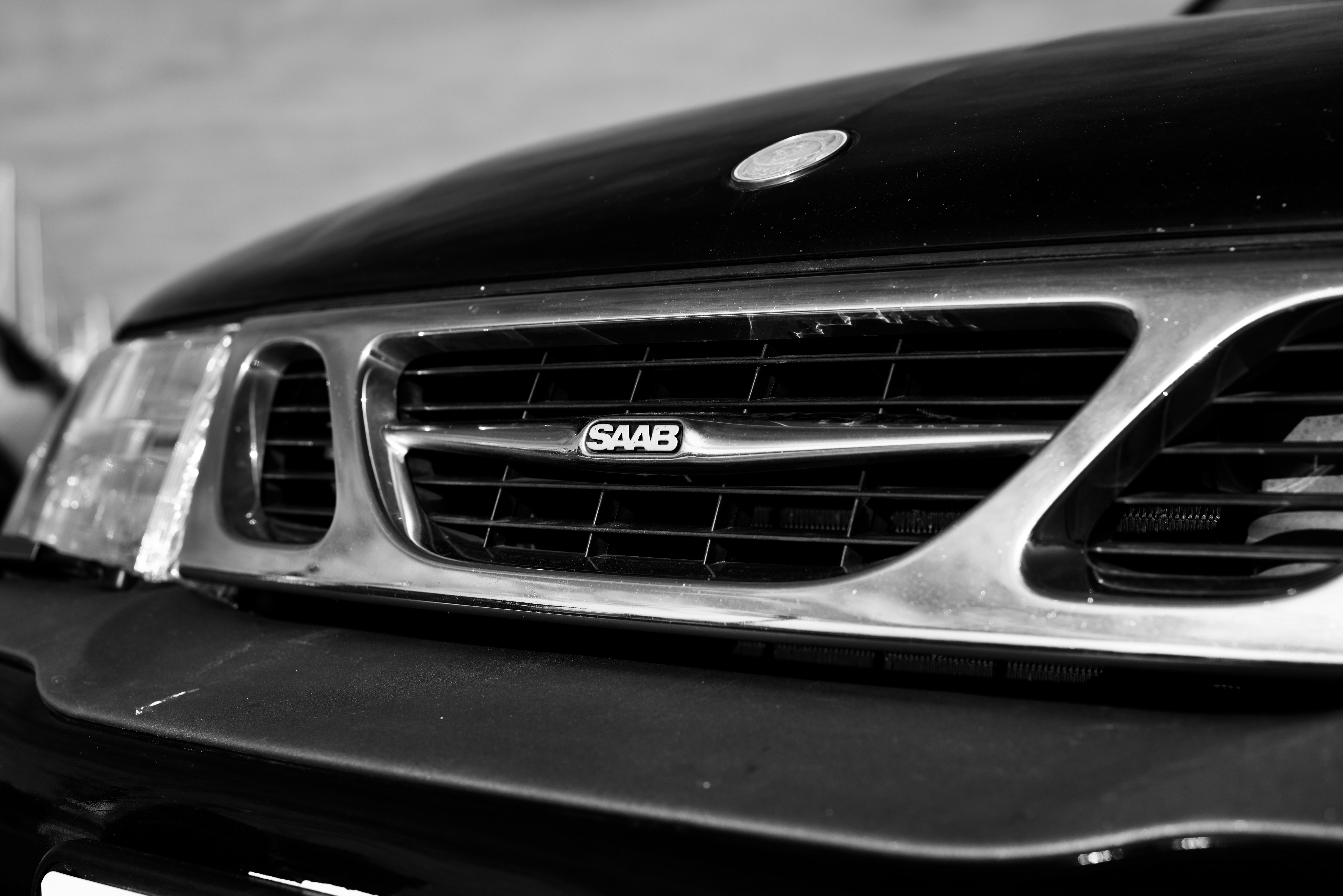 Una foto en blanco y negro de la parrilla delantera de un coche