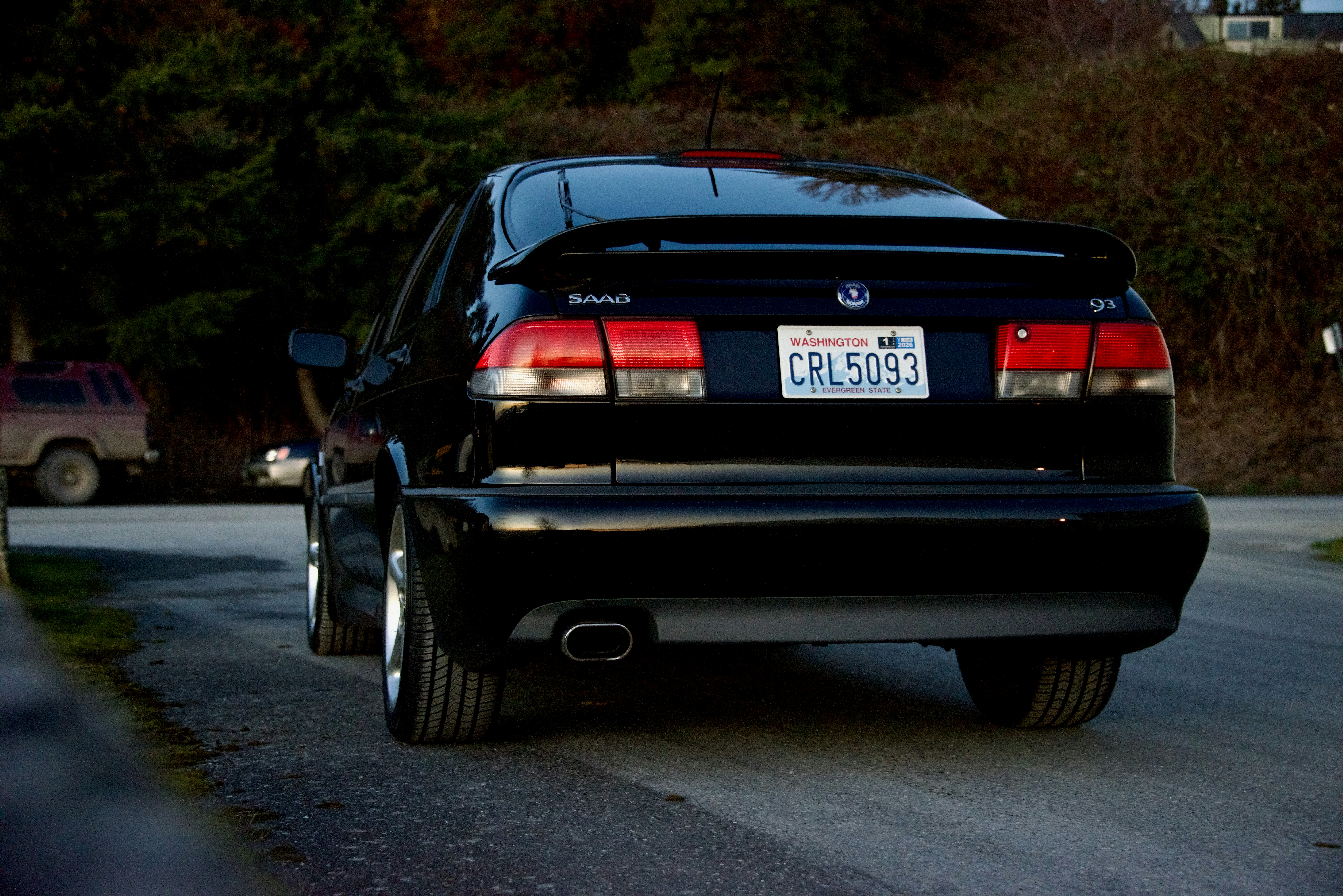 Un coche negro aparcado a un lado de la carretera