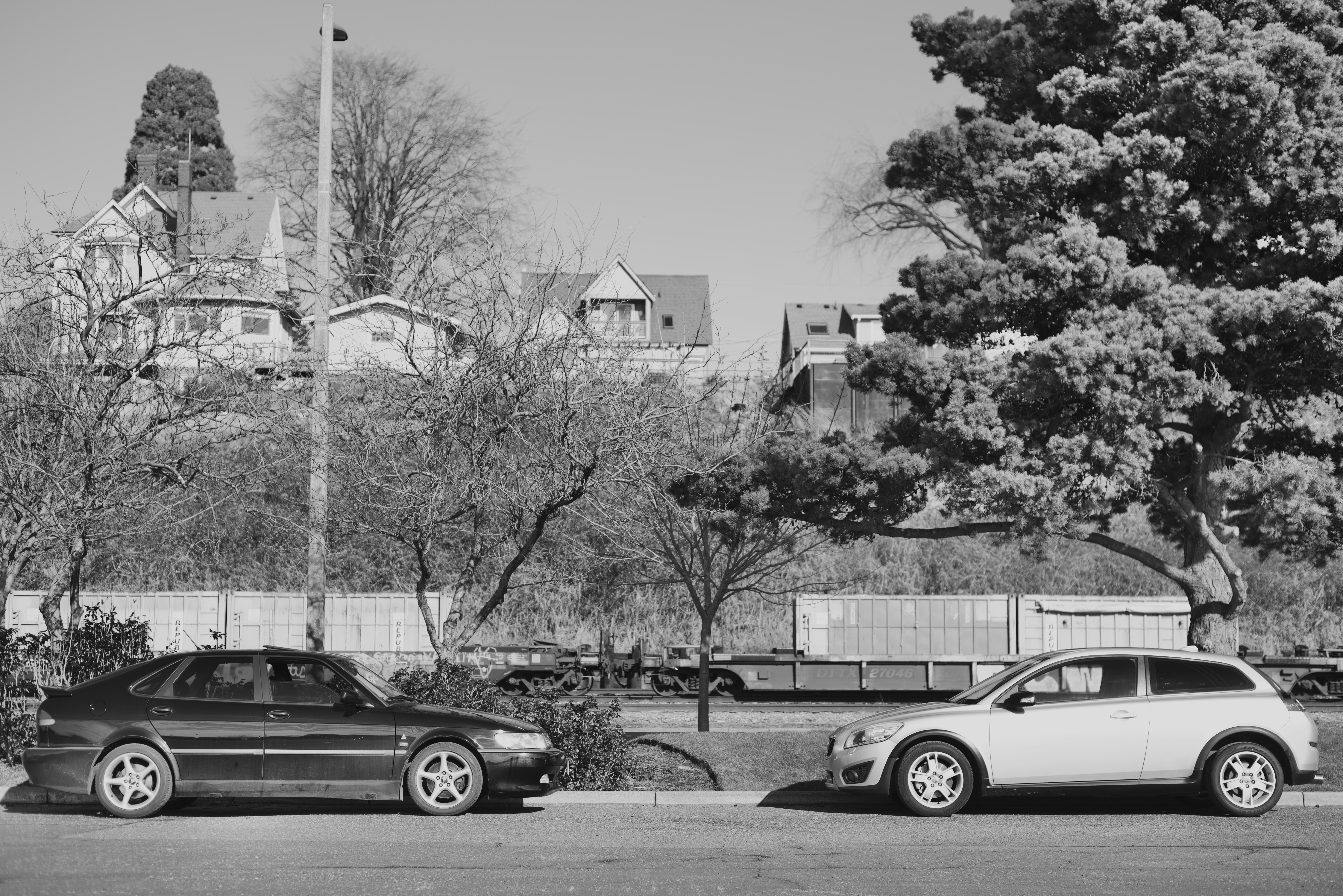 Una foto en blanco y negro de coches aparcados en un aparcamiento