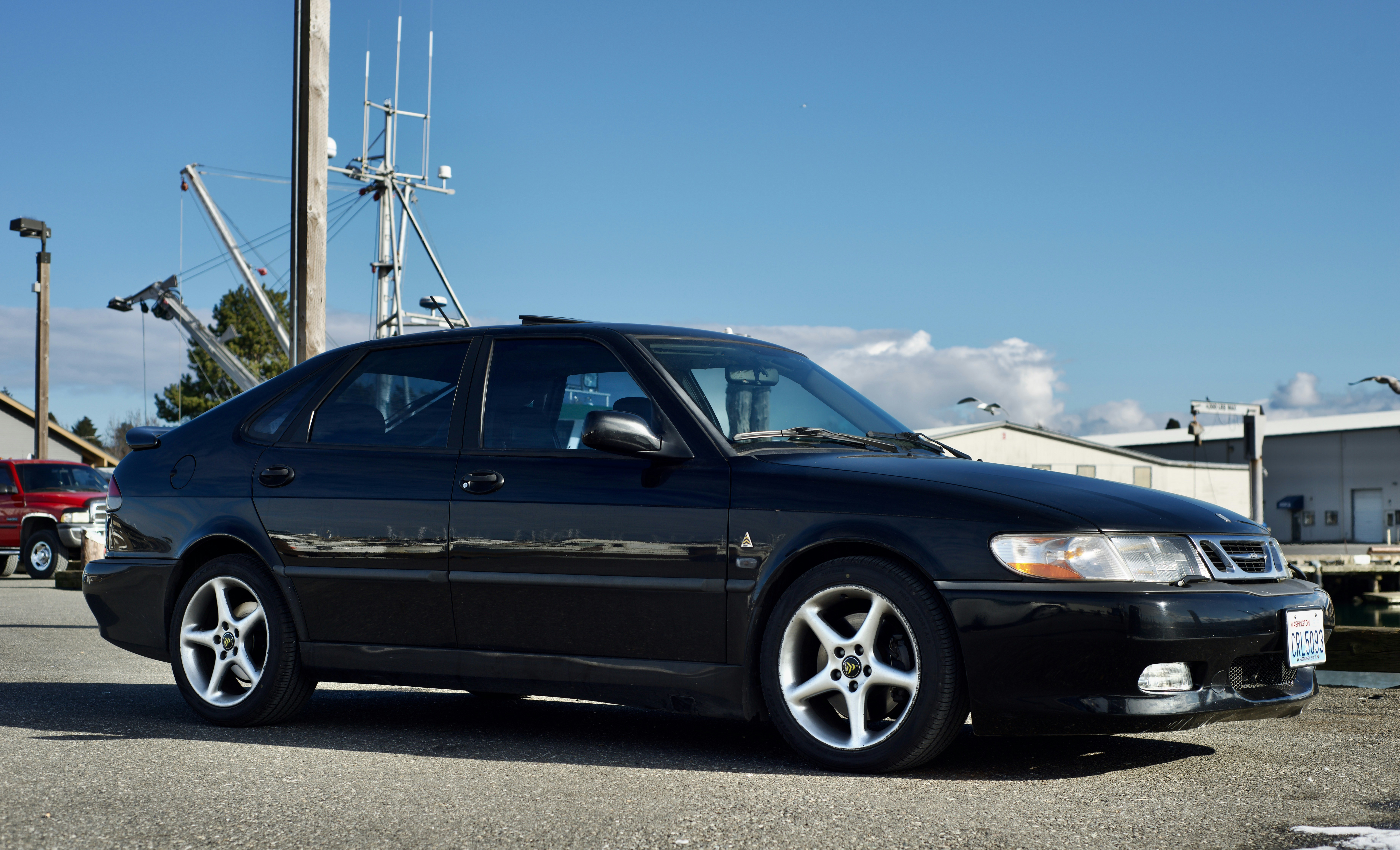 Un coche negro aparcado en un aparcamiento