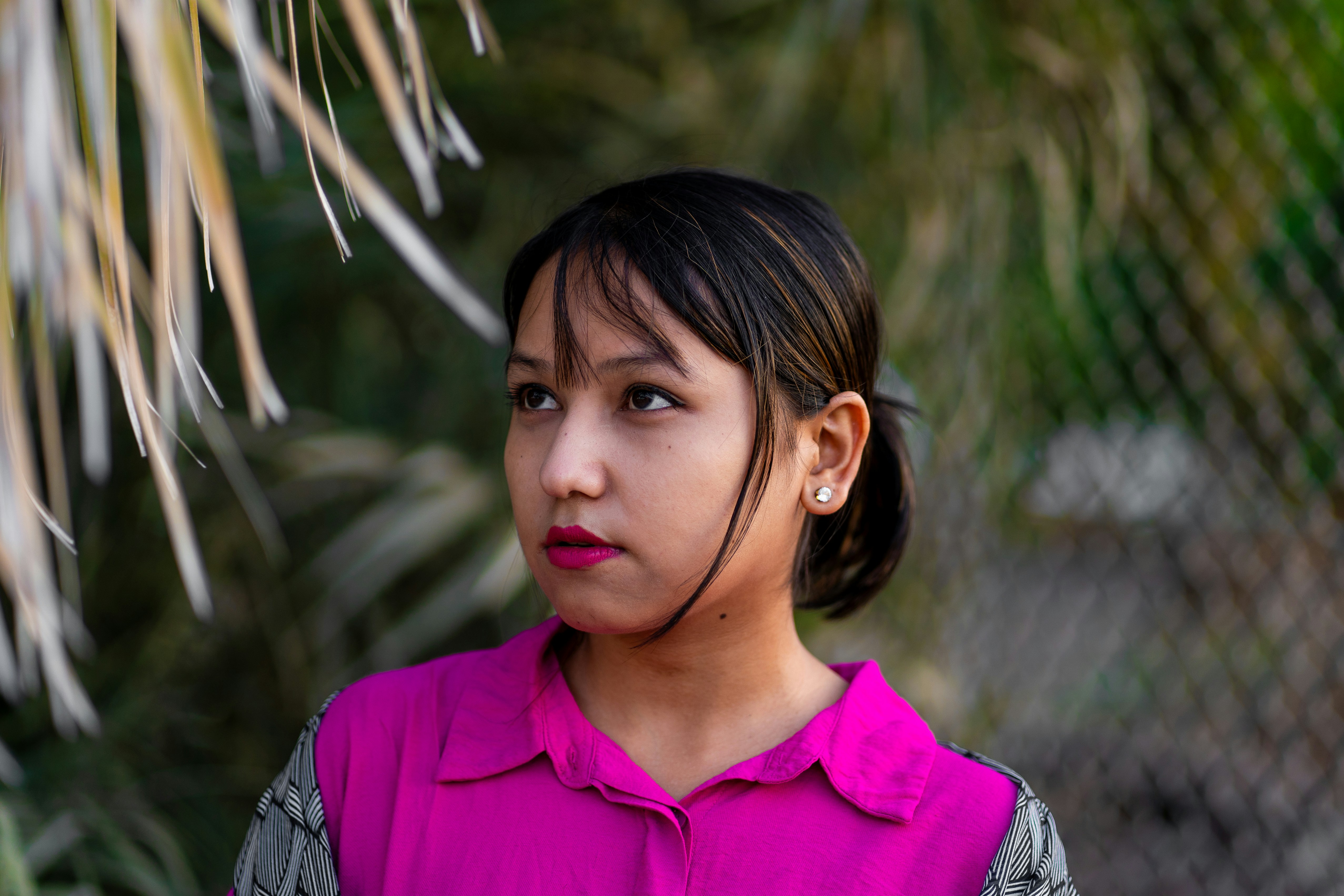 야자수 앞에 서 있는 분홍색 셔츠를 입은 어린 소녀 사진 – Unsplash의 무료 어린 소녀 이미지, image size:3000x2000