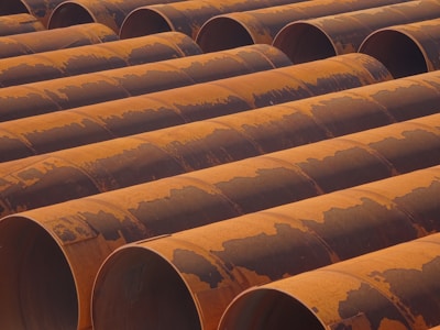 A bunch of pipes that are lined up together