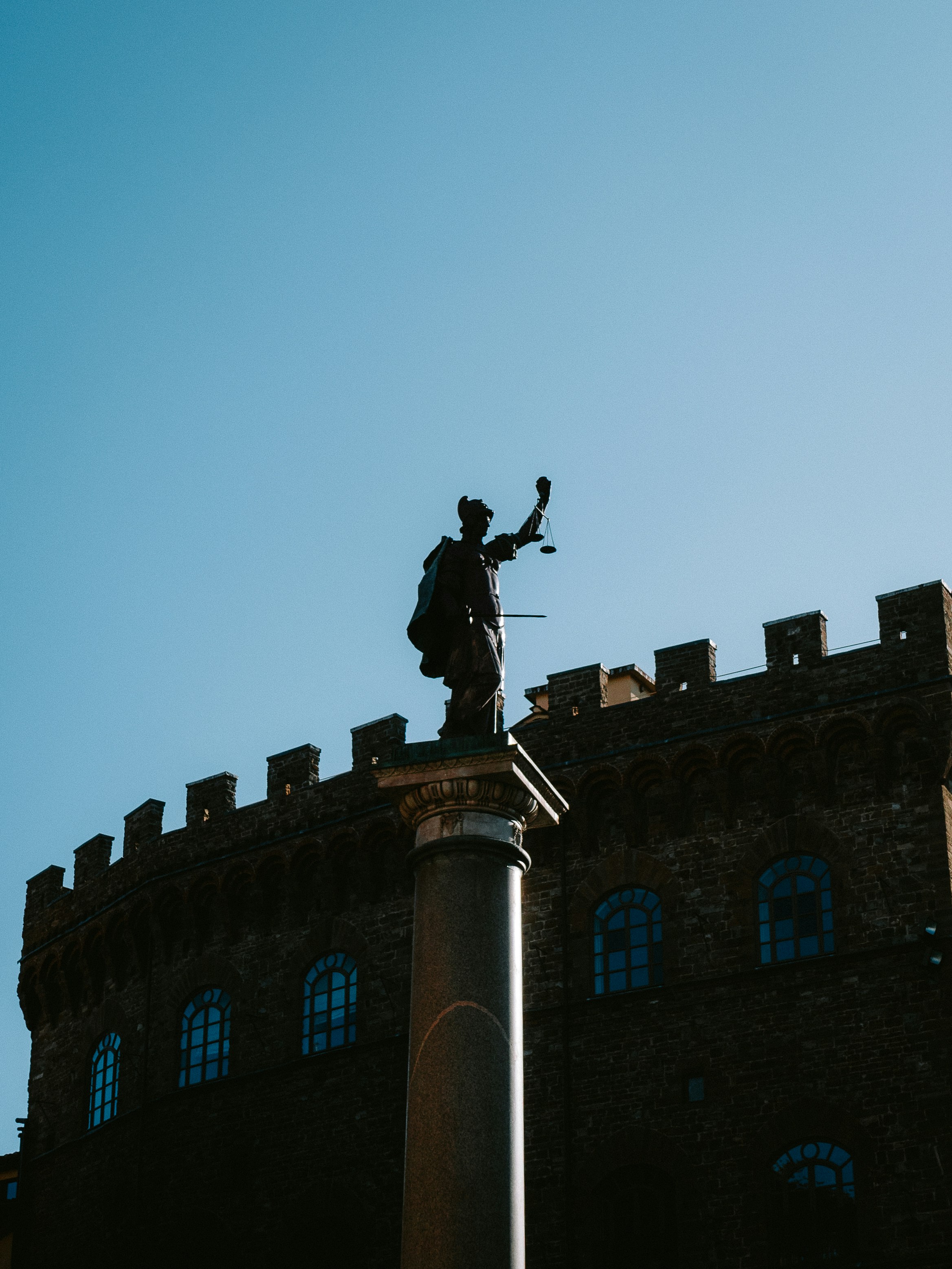 Una statua di un uomo in cima a un edificio