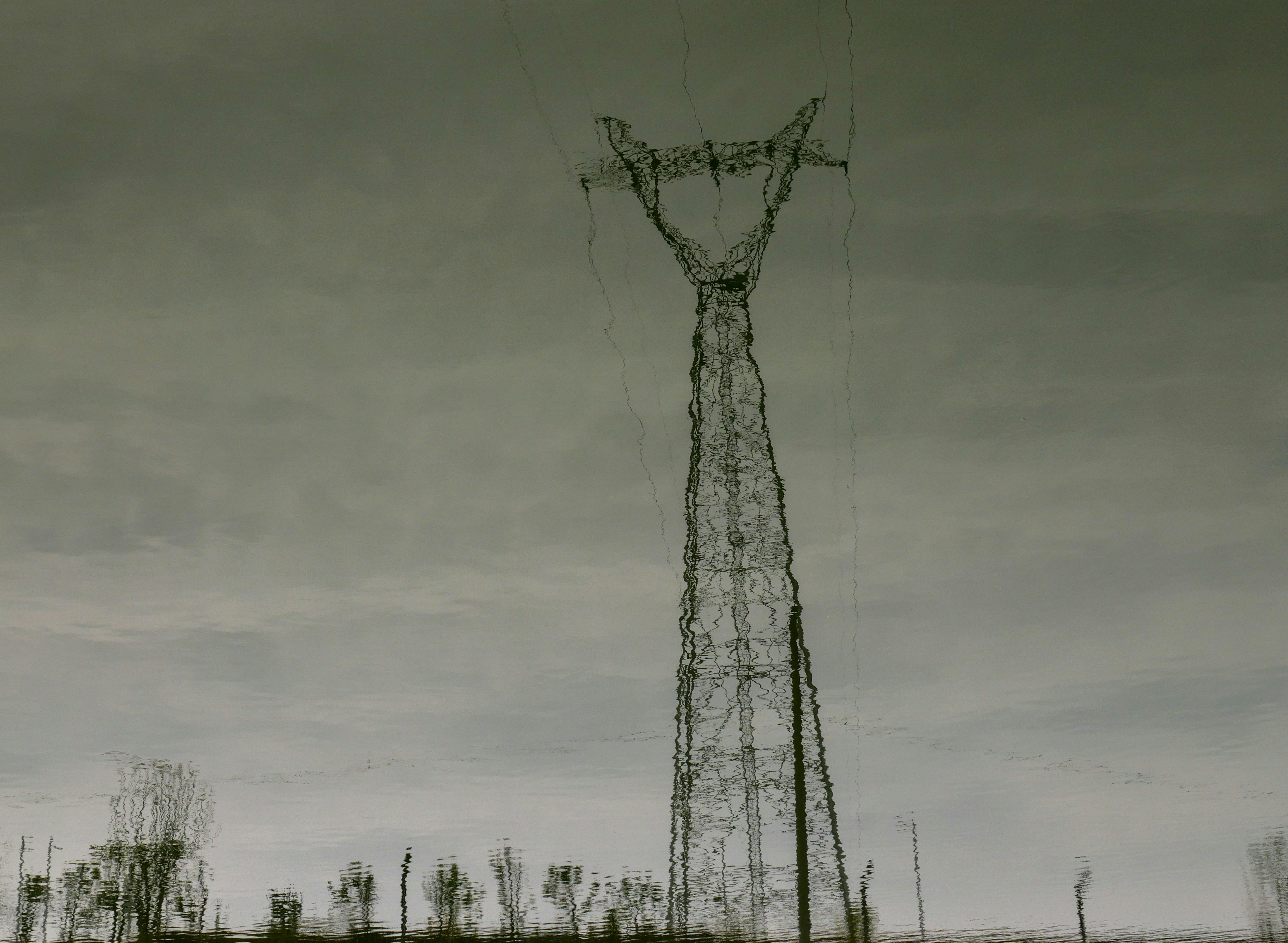 Un poste de energía en medio de un campo
