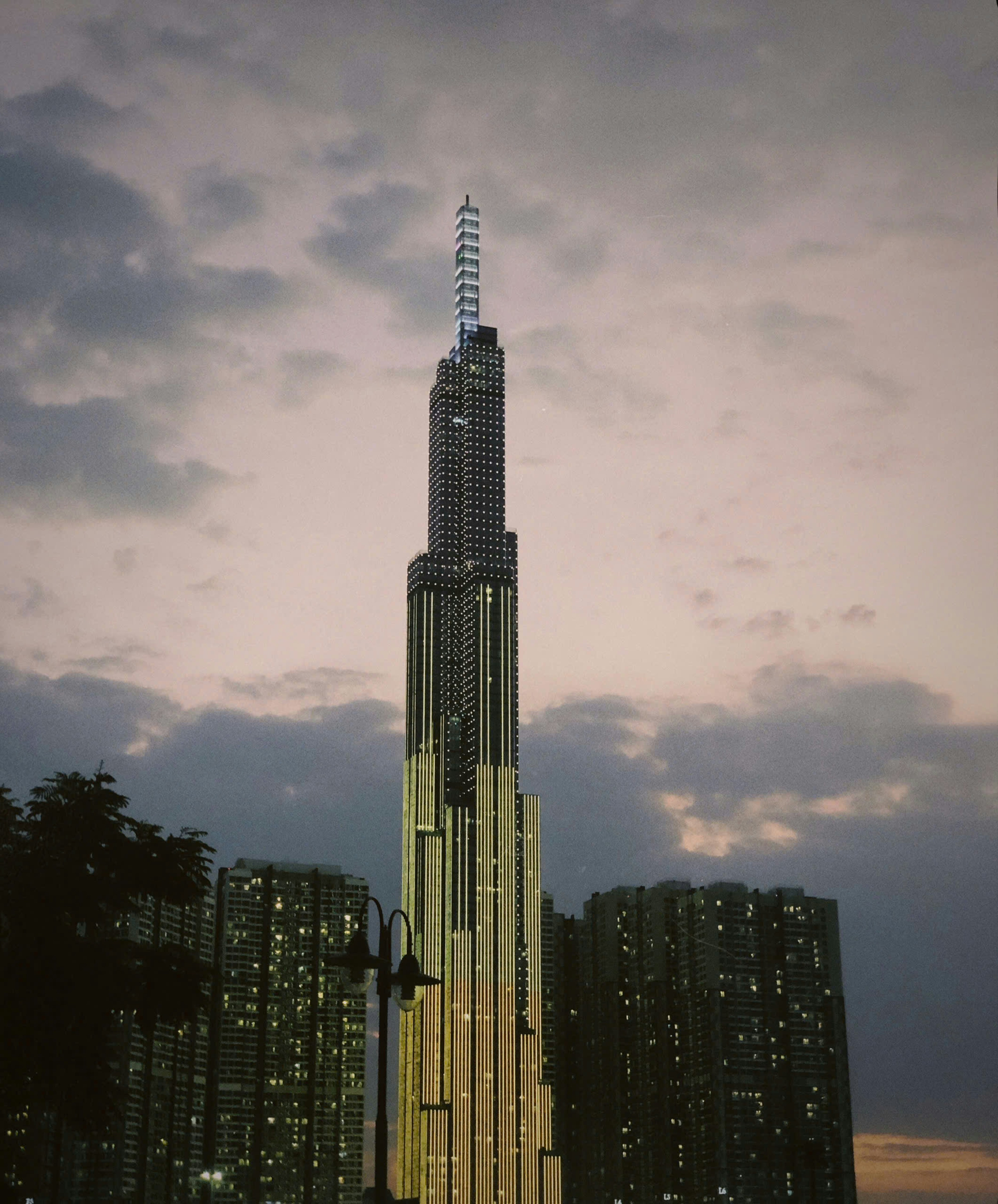 Un edificio muy alto con muchas luces