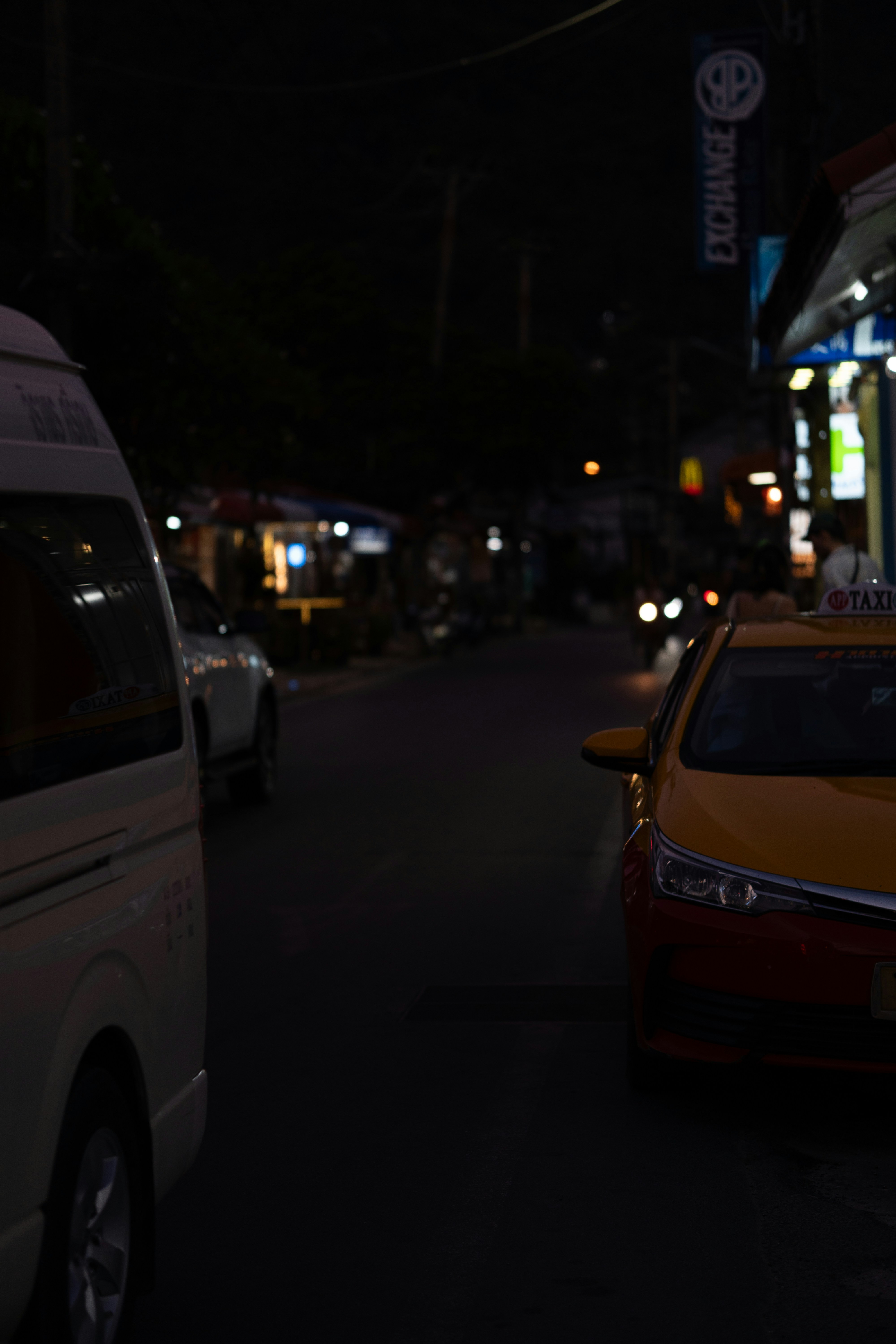 Ein gelbes Taxi, das nachts eine Straße entlangfährt