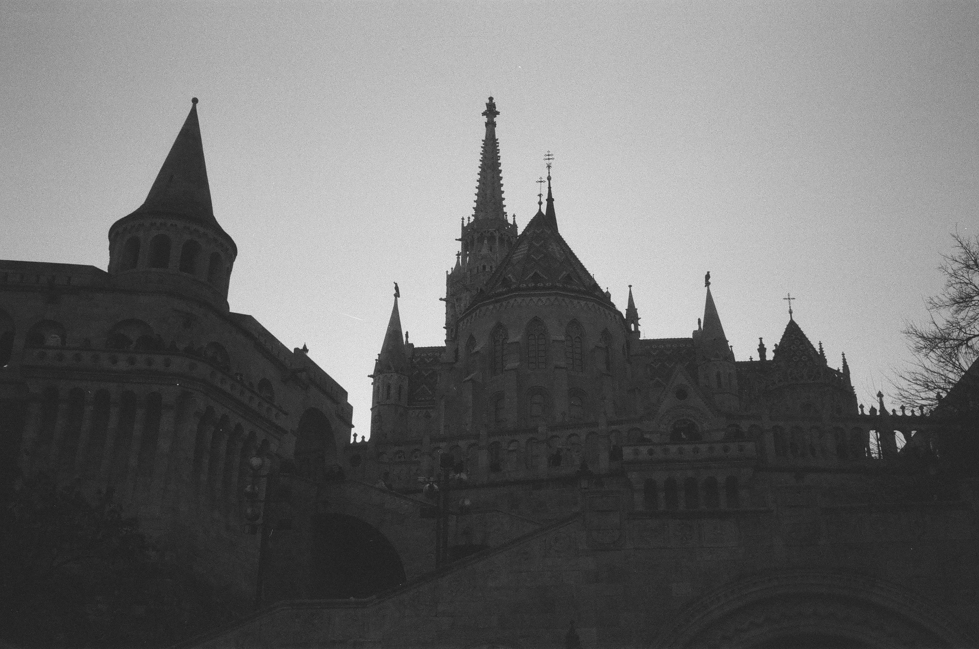 Una foto in bianco e nero di un castello