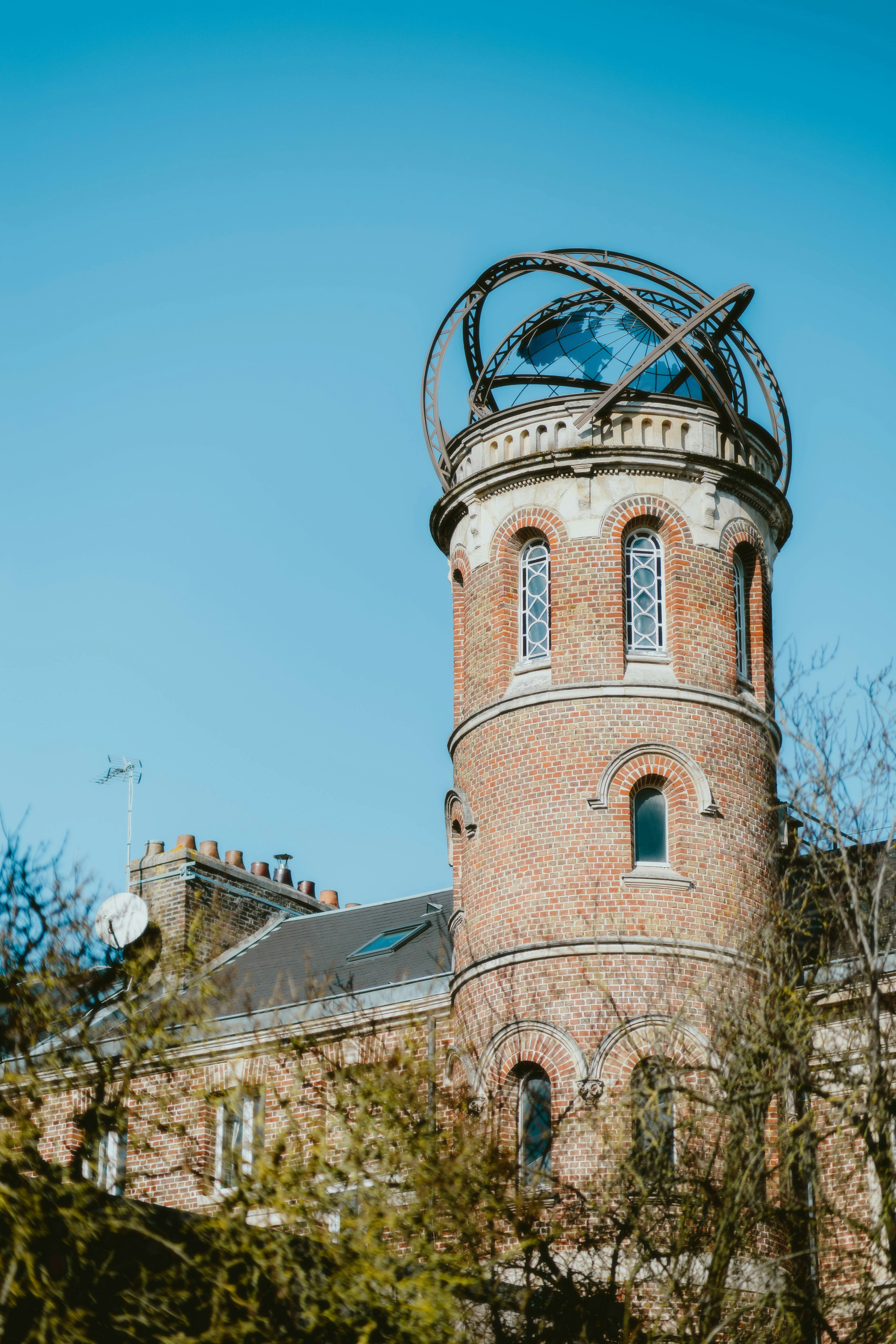 Une haute tour surmontée d’une horloge à Amiens