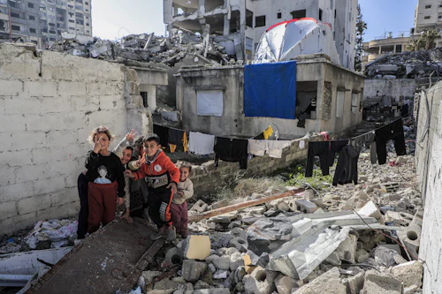 Israeli troops clash with settlers besieging Palestinian homes in West Bank
