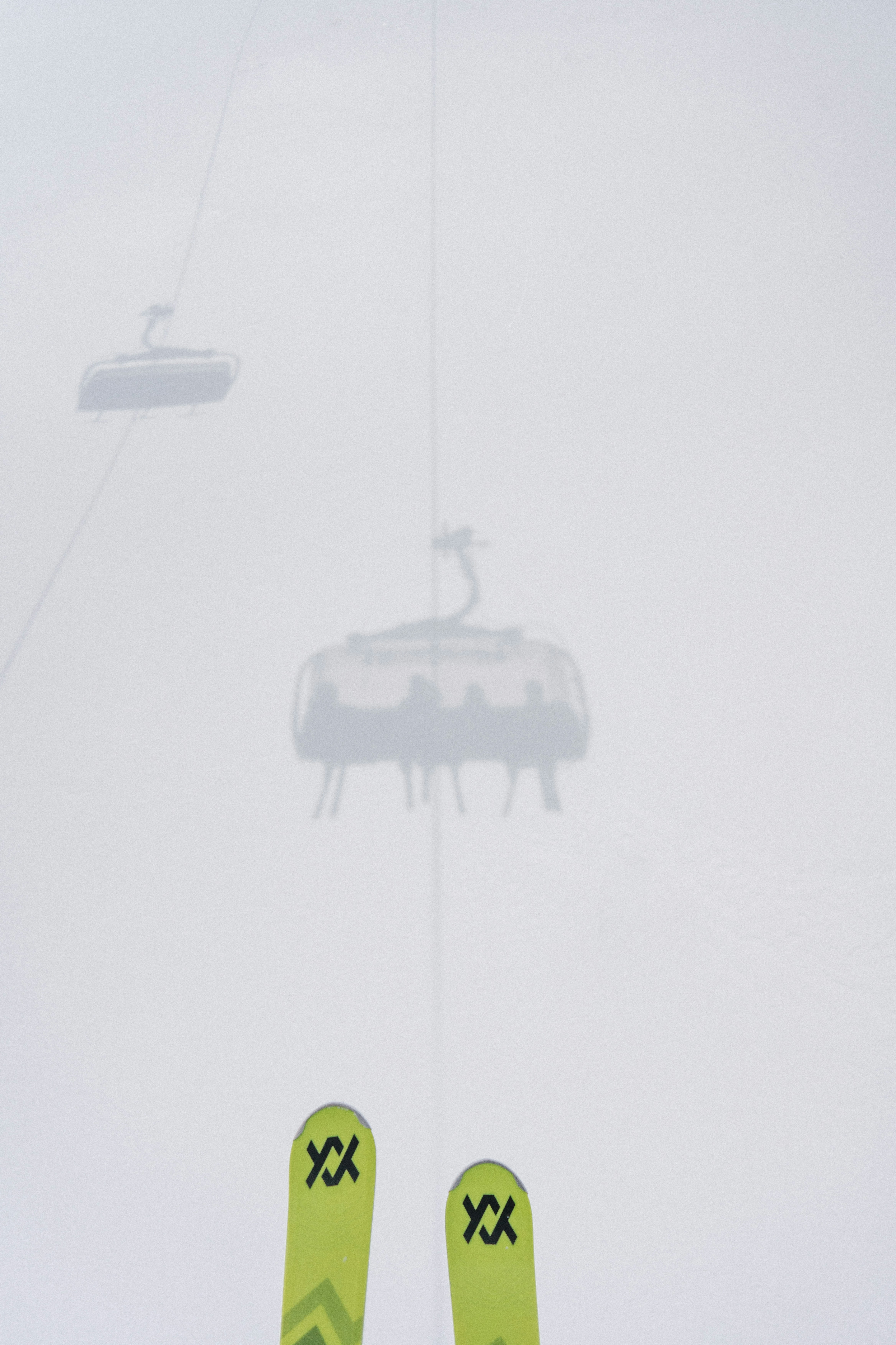 Un paio di sci seduti in cima a un pendio innevato