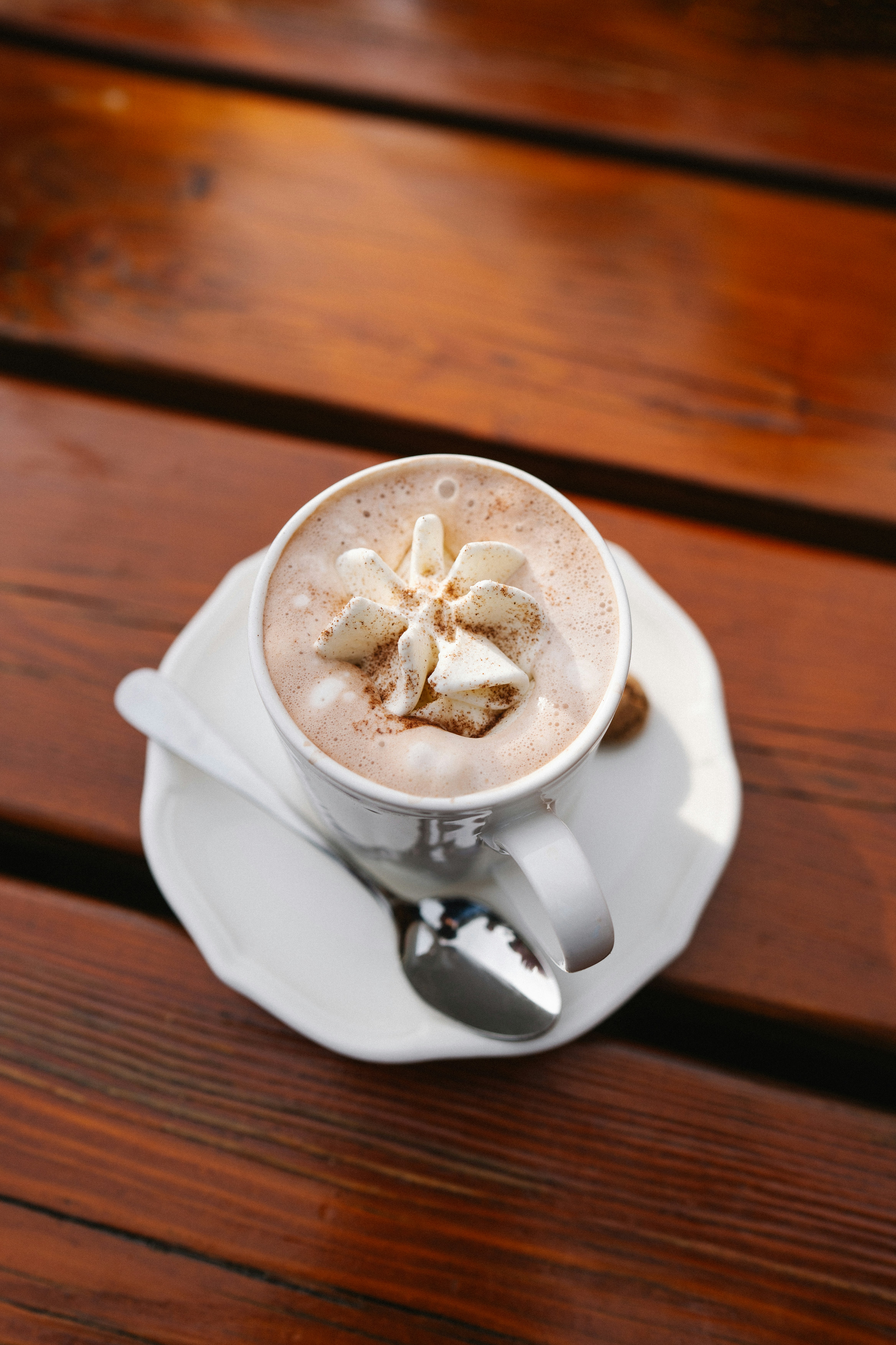 Un cappuccino su un piattino su un tavolo di legno