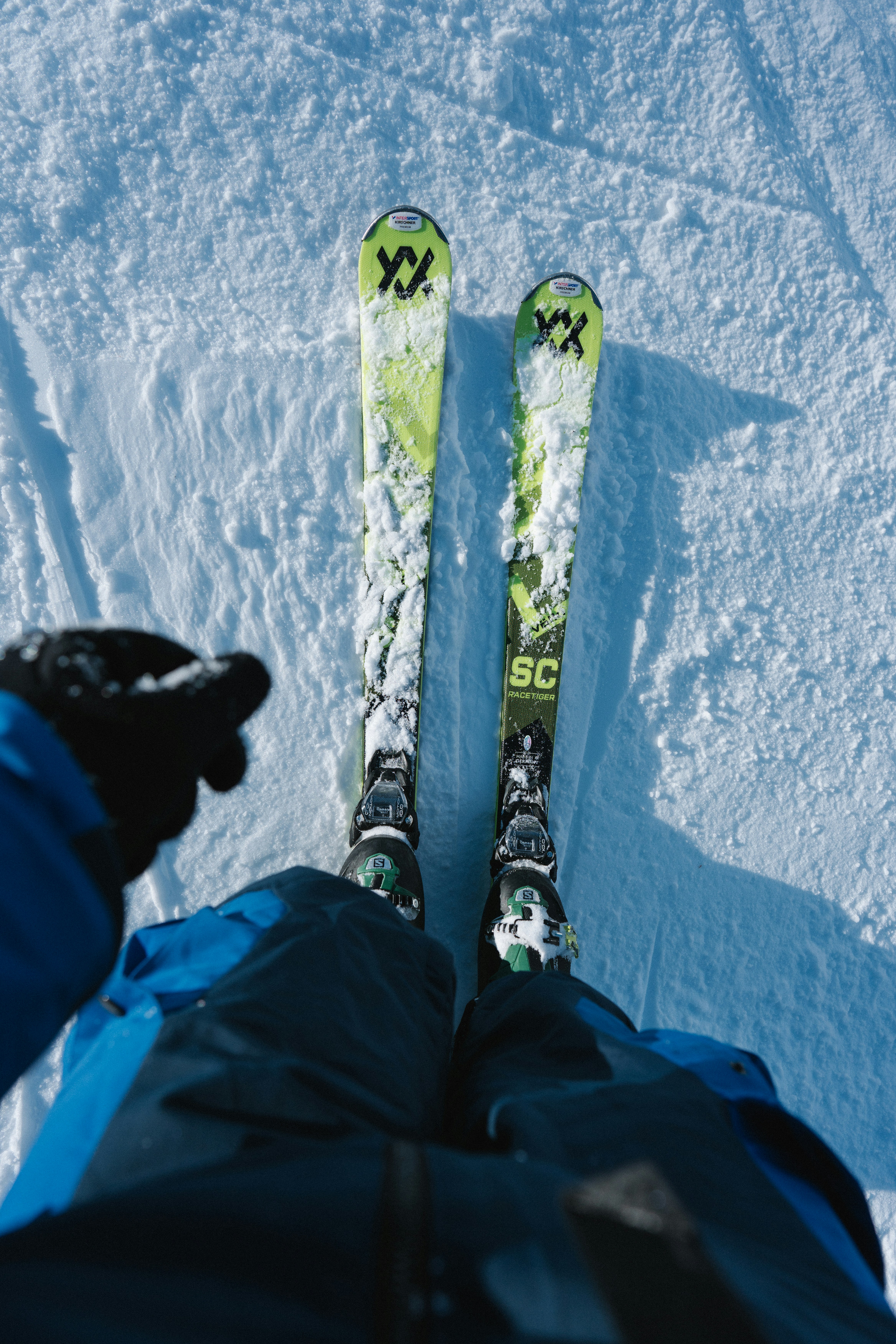 Ein Paar Skier sitzt auf einem schneebedeckten Boden