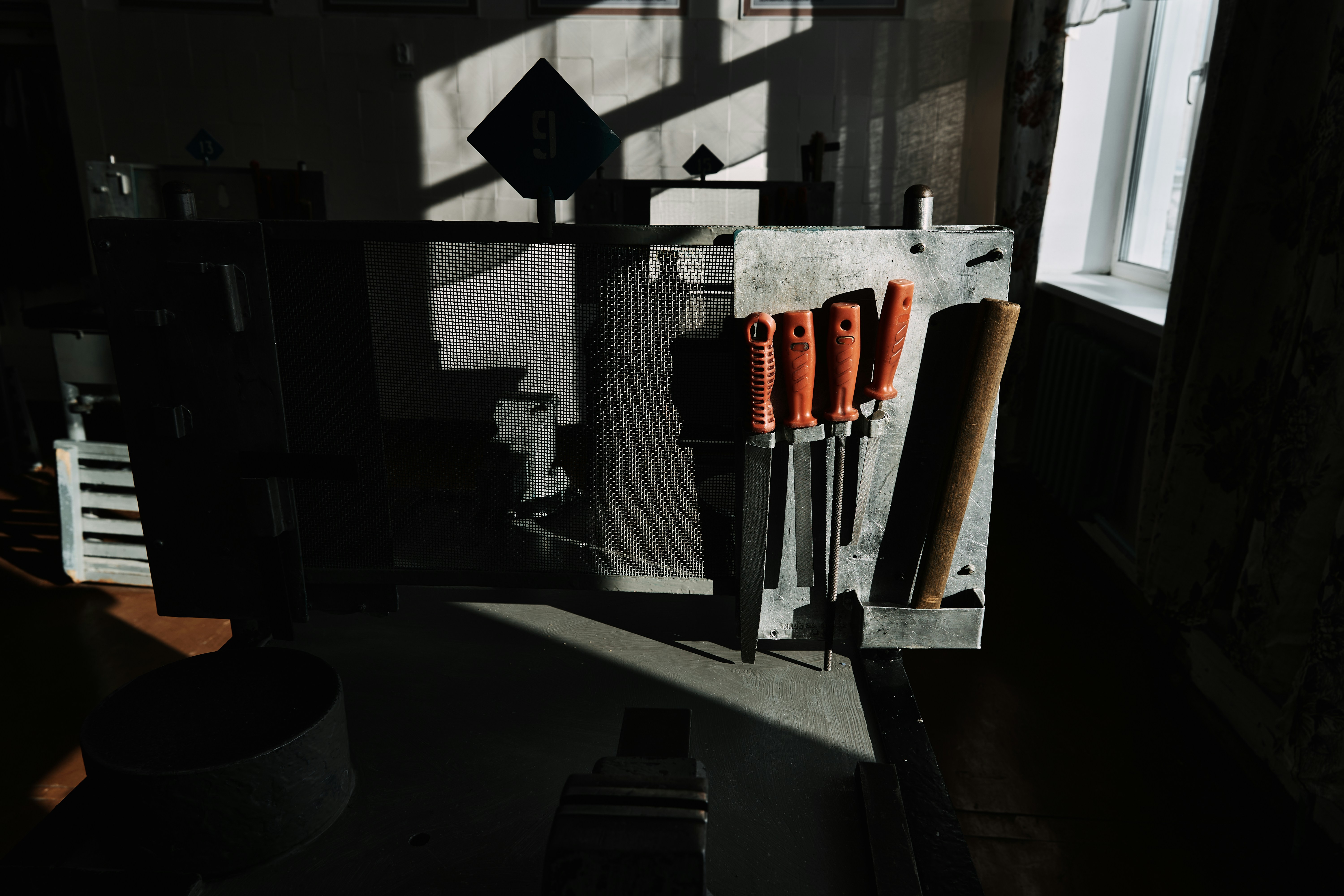 Uma Sala Com Um Piano E Uma Janela AcZs5xn_oFo