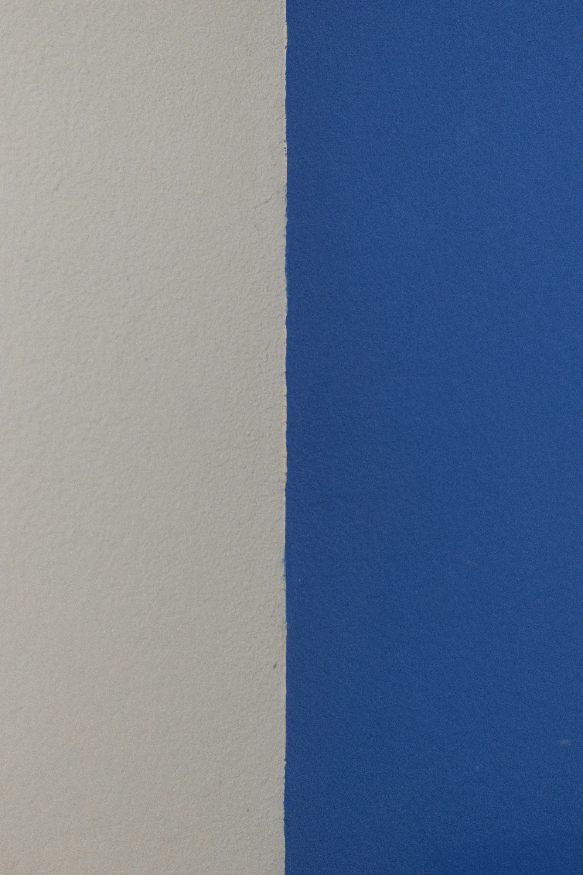 A white and blue wall with a white and blue stripe